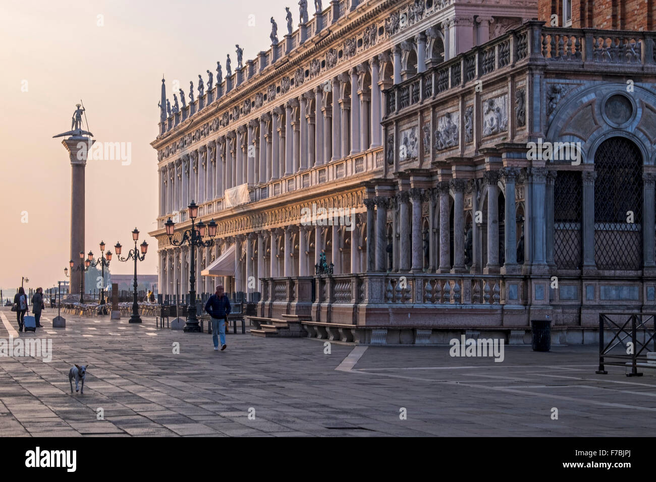 Venedig, Italien, Piazzetta di San Marco, Biblioteca Nazionale Marciana, nationale Bibliothek & Granit Spalte St Theodore Stockfoto