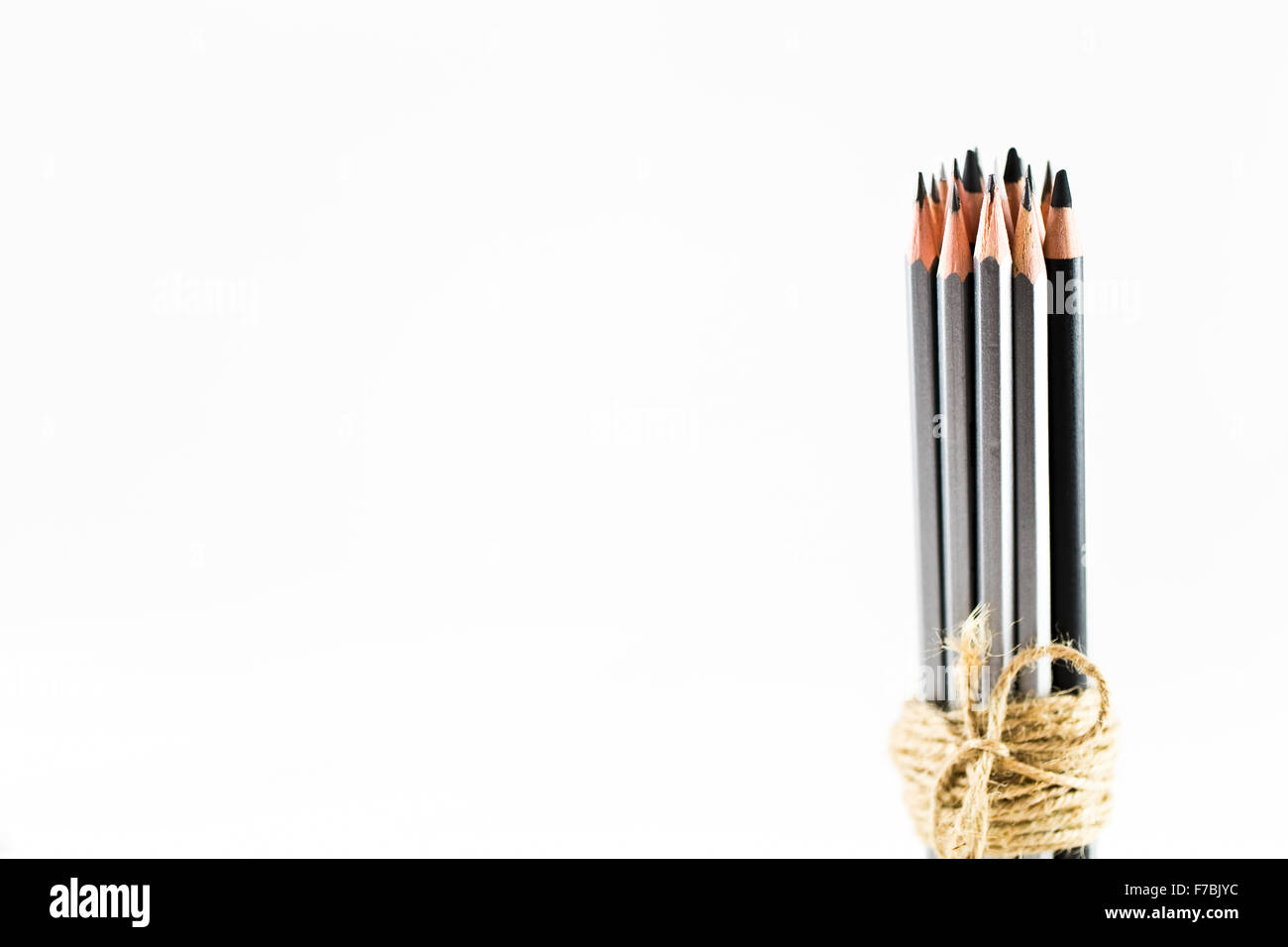 Bündel von schwarze Bleistifte mit Jute Garn zusammengebunden Stockfoto