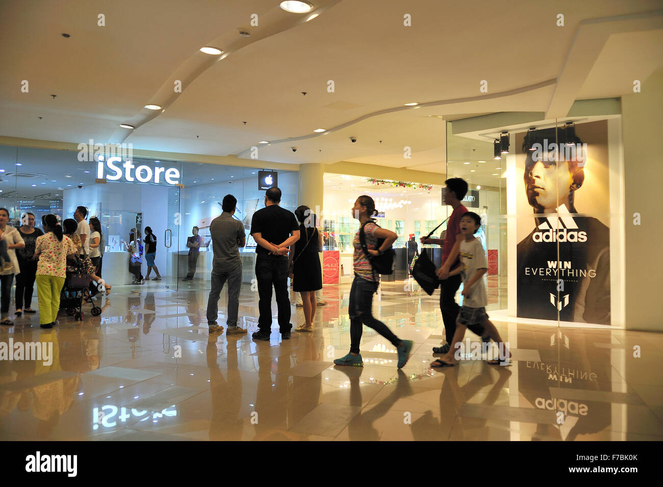 Ayala Center Cebu mit iStore und Adidas Geschäfte Philippinen Stockfoto