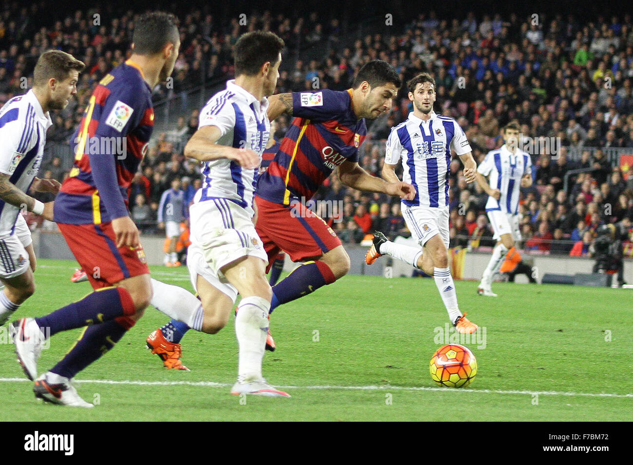 Camp Nou, Barcelona, Spanien. 28. November 2015. Der Primera División. Barcelona gegen Real Sociedad. Suarez bricht Weg von seiner Markierung während des Spiels Credit: Action Plus Sport/Alamy Live News Stockfoto