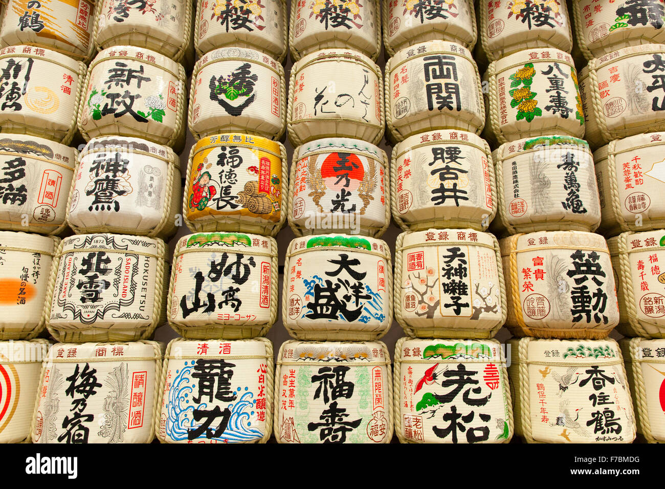 Traditionelle Angebot von Sake in der Shinto-Schrein in Tokio Stockfoto