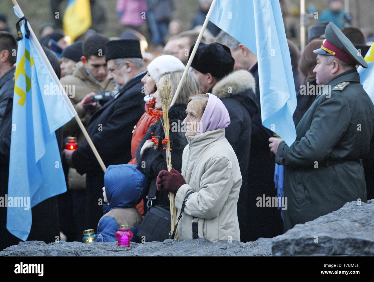 Kiew, Ukraine. 28. November 2015. Ukrainer besuchen eine Gedenkfeier in der Nähe ein Denkmal für die Opfer der großen Hungersnot in Kiew, Ukraine, 28. November 2015. Ukrainer Kerzen, einen Tag der Erinnerung für die Opfer des Holodomor 1932-1933 zu markieren. Der Holodomor war einer von Menschen verursachten Hungersnot provoziert durch sowjetischen Diktator Josef Stalin. Das Ergebnis war der Tod um mehr als 5 Millionen Ukrainer. Credit: Serg Glovny/ZUMA Draht/Alamy Live-Nachrichten Stockfoto