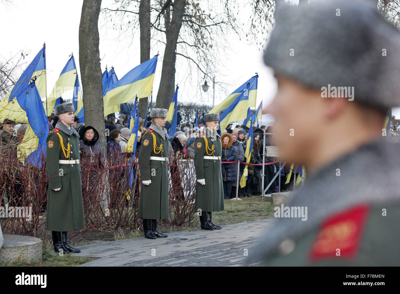 Kiew, Ukraine. 28. November 2015. Ukrainische Soldaten an eine Gedenkfeier in der Nähe ein Denkmal für die Opfer der großen Hungersnot in Kiew, Ukraine, 28. November 2015 teilnehmen. Ukrainer Kerzen, einen Tag der Erinnerung für die Opfer des Holodomor 1932-1933 zu markieren. Der Holodomor war einer von Menschen verursachten Hungersnot provoziert durch sowjetischen Diktator Josef Stalin. Das Ergebnis war der Tod um mehr als 5 Millionen Ukrainer. Credit: Serg Glovny/ZUMA Draht/Alamy Live-Nachrichten Stockfoto