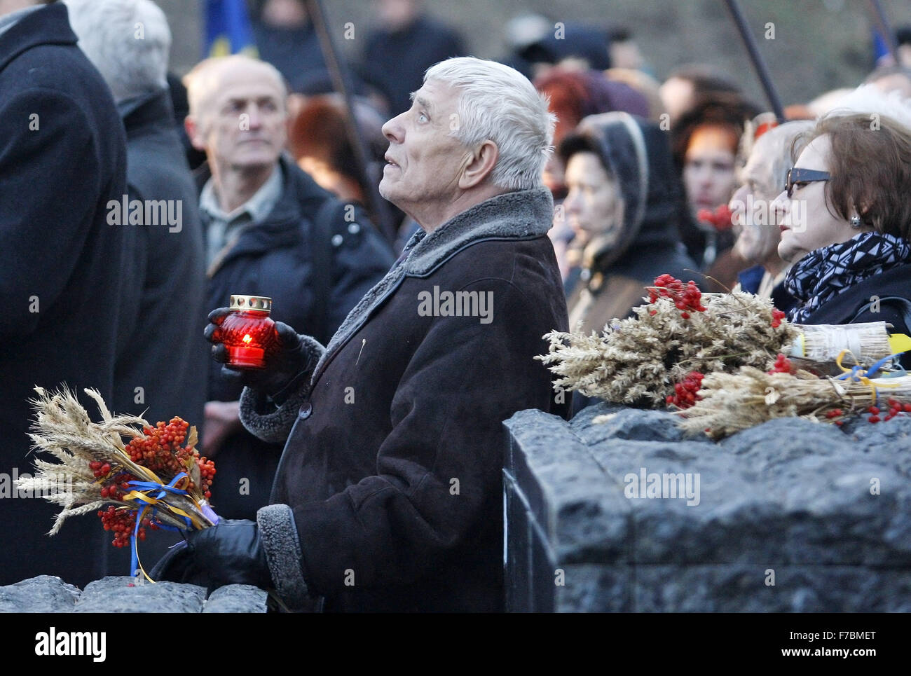 Kiew, Ukraine. 28. November 2015. Ukrainer besuchen eine Gedenkfeier in der Nähe ein Denkmal für die Opfer der großen Hungersnot in Kiew, Ukraine, 28. November 2015. Ukrainer Kerzen, einen Tag der Erinnerung für die Opfer des Holodomor 1932-1933 zu markieren. Der Holodomor war einer von Menschen verursachten Hungersnot provoziert durch sowjetischen Diktator Josef Stalin. Das Ergebnis war der Tod um mehr als 5 Millionen Ukrainer. Credit: Serg Glovny/ZUMA Draht/Alamy Live-Nachrichten Stockfoto
