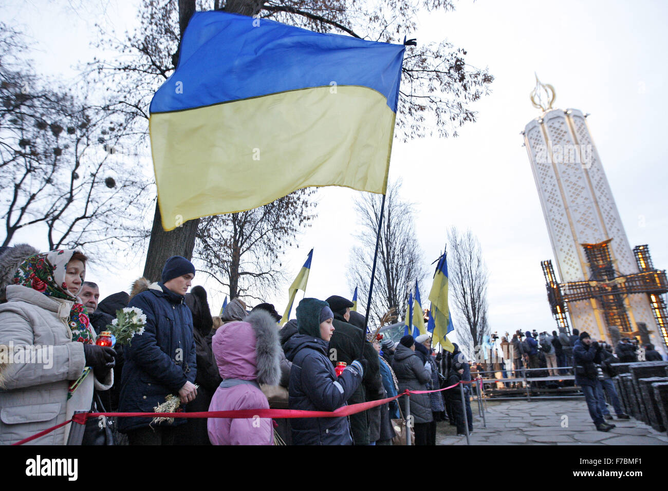 Kiew, Ukraine. 28. November 2015. Ukrainer besuchen eine Gedenkfeier in der Nähe ein Denkmal für die Opfer der großen Hungersnot in Kiew, Ukraine, 28. November 2015. Ukrainer Kerzen, einen Tag der Erinnerung für die Opfer des Holodomor 1932-1933 zu markieren. Der Holodomor war einer von Menschen verursachten Hungersnot provoziert durch sowjetischen Diktator Josef Stalin. Das Ergebnis war der Tod um mehr als 5 Millionen Ukrainer. Credit: Serg Glovny/ZUMA Draht/Alamy Live-Nachrichten Stockfoto