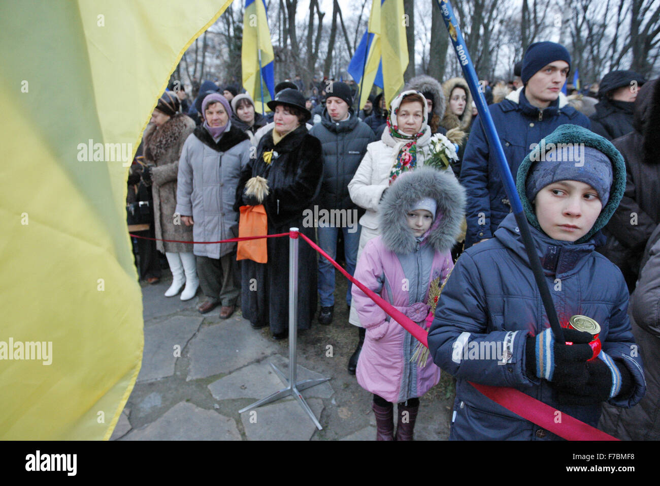 Kiew, Ukraine. 28. November 2015. Ukrainer besuchen eine Gedenkfeier in der Nähe ein Denkmal für die Opfer der großen Hungersnot in Kiew, Ukraine, 28. November 2015. Ukrainer Kerzen, einen Tag der Erinnerung für die Opfer des Holodomor 1932-1933 zu markieren. Der Holodomor war einer von Menschen verursachten Hungersnot provoziert durch sowjetischen Diktator Josef Stalin. Das Ergebnis war der Tod um mehr als 5 Millionen Ukrainer. Credit: Serg Glovny/ZUMA Draht/Alamy Live-Nachrichten Stockfoto