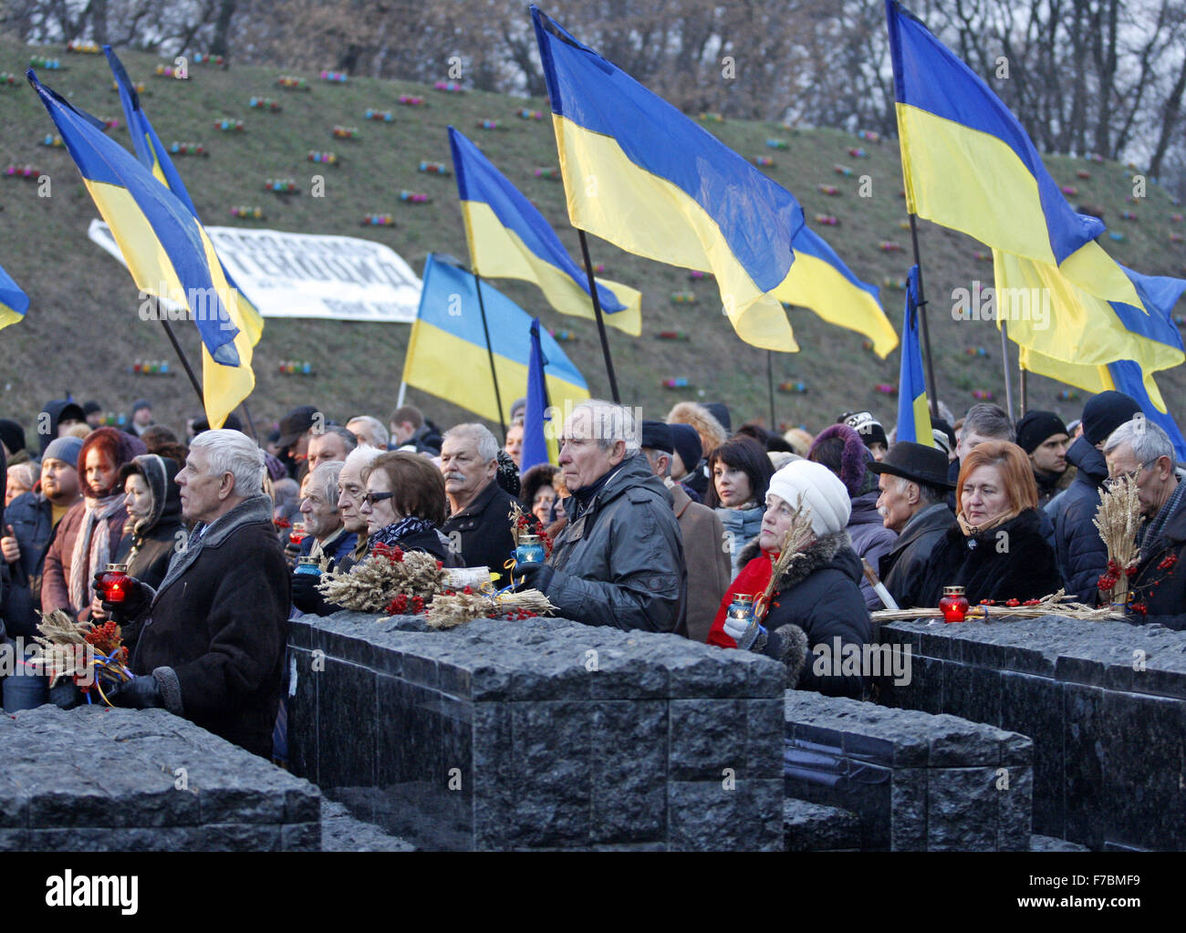 Kiew, Ukraine. 28. November 2015. Ukrainer besuchen eine Gedenkfeier in der Nähe ein Denkmal für die Opfer der großen Hungersnot in Kiew, Ukraine, 28. November 2015. Ukrainer Kerzen, einen Tag der Erinnerung für die Opfer des Holodomor 1932-1933 zu markieren. Der Holodomor war einer von Menschen verursachten Hungersnot provoziert durch sowjetischen Diktator Josef Stalin. Das Ergebnis war der Tod um mehr als 5 Millionen Ukrainer. Credit: Serg Glovny/ZUMA Draht/Alamy Live-Nachrichten Stockfoto