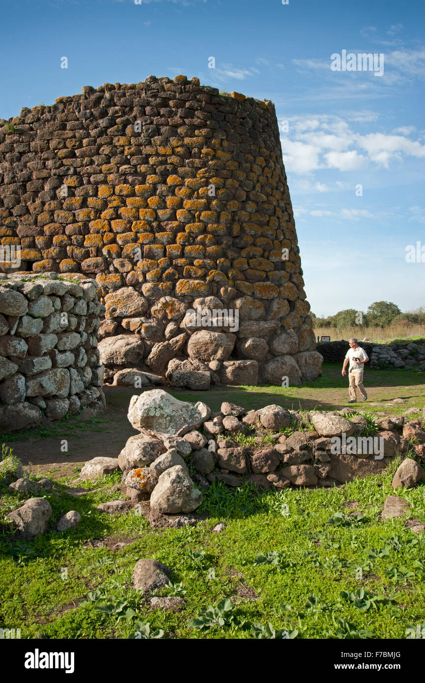 Abbasanta, Sardinien, Italien, 16.10.2015. Touristen besuchen sardisches Wahrzeichen: der alte Turm der Nuraghe Losa Stockfoto