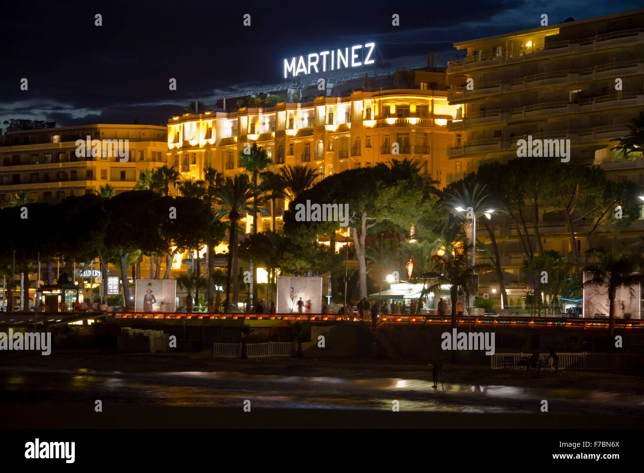 Die Strandpromenade von Cannes in der Nacht Stockfoto