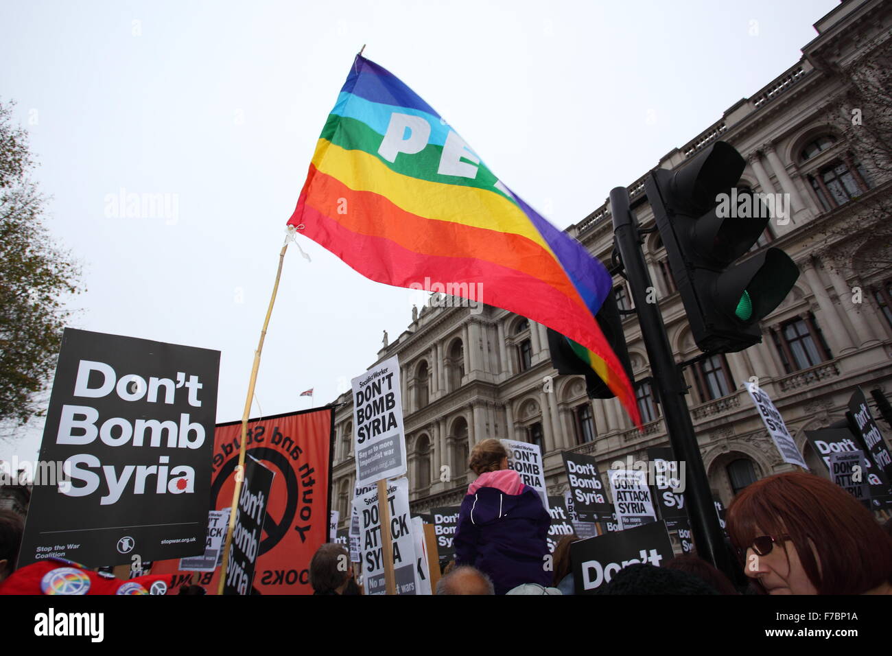 London, UK. 28. November 2015. 28.11.2015 Anti-Kriegs-Protest in der Nähe von Downing Street, London gegen Govermants Pottential Miilitary Aktion nach Syrien gegen ISIS Credit: Emin Ozkan/Alamy Live News Stockfoto