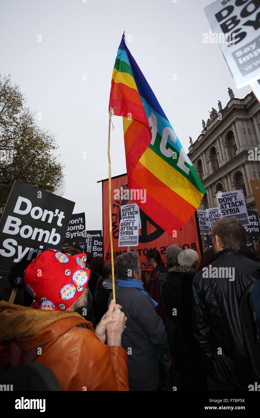 London, UK. 28. November 2015. 28.11.2015 Anti-Kriegs-Protest in der Nähe von Downing Street, London gegen Govermants Pottential Miilitary Aktion nach Syrien gegen ISIS Credit: Emin Ozkan/Alamy Live News Stockfoto