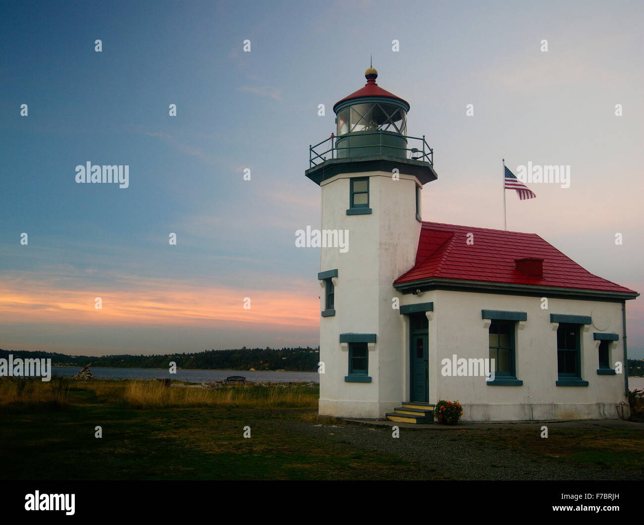 Zeigen Sie Robinson Leuchtturm auf Vashon Island, WA, bei Sonnenuntergang. Stockfoto