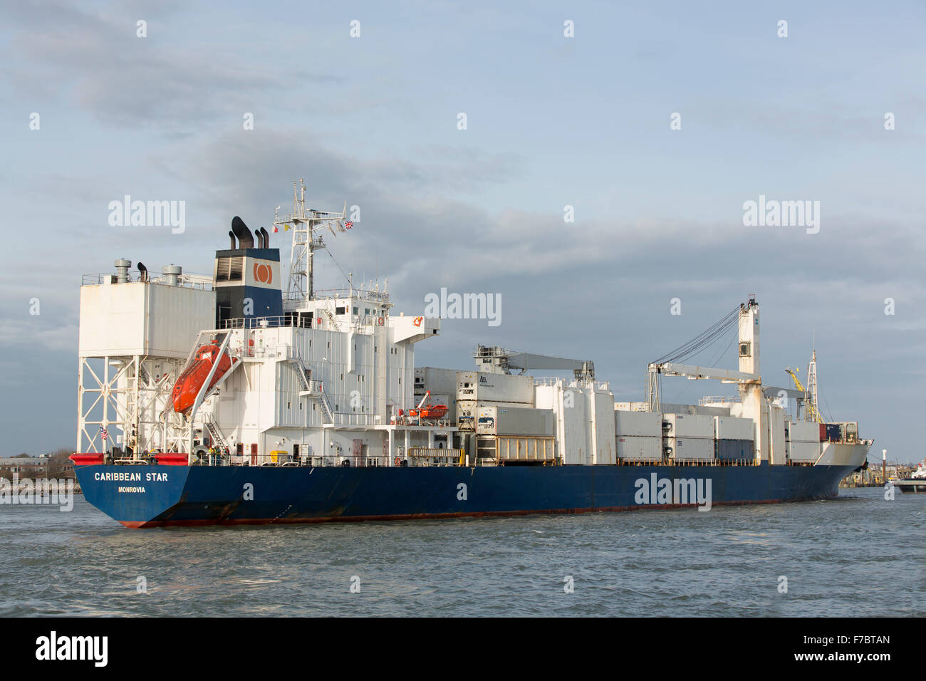 Containerschiff in Portsmouth Harbour. Voll beladen mit Containern vom Kontinent. Stockfoto
