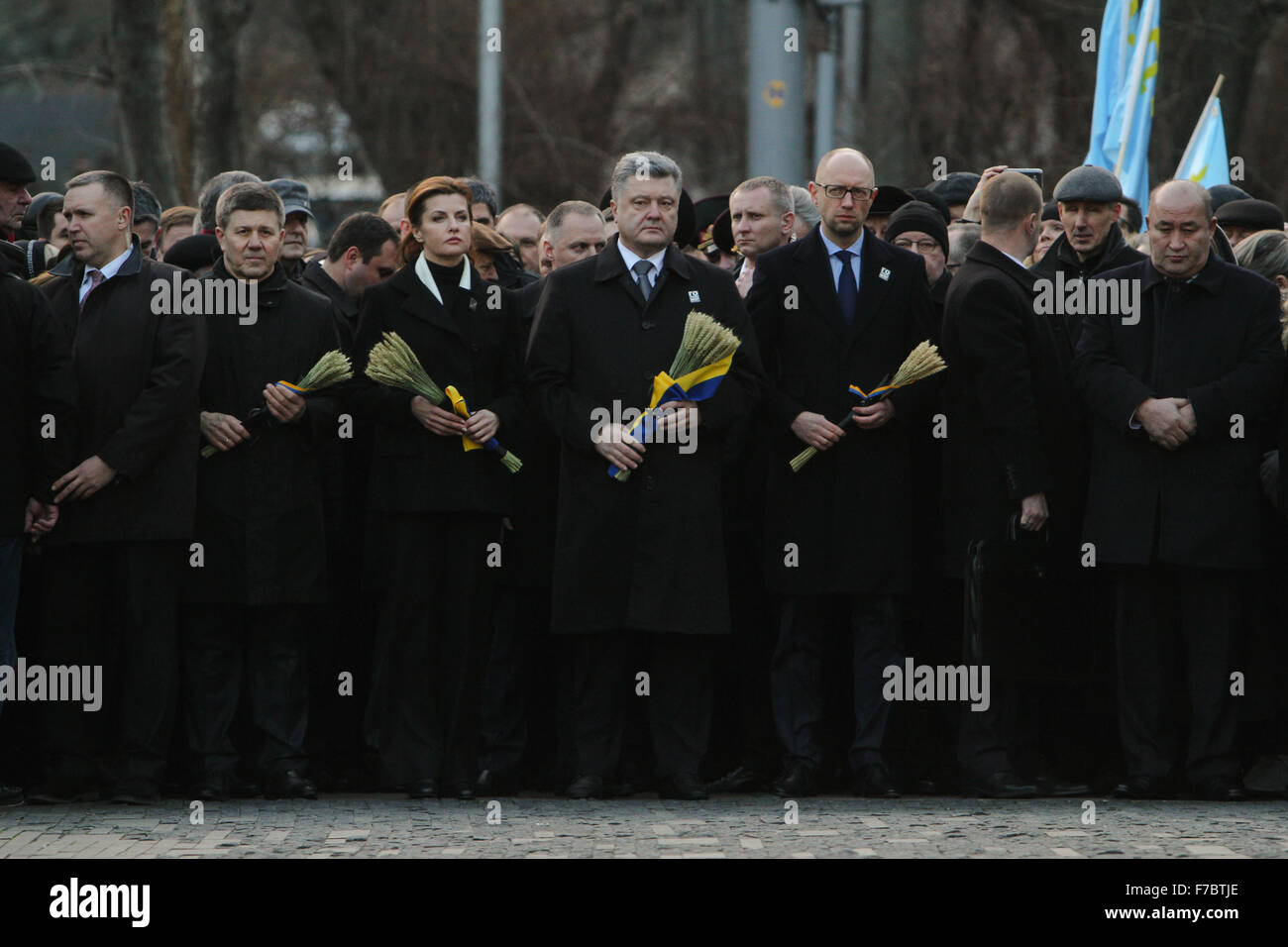 Kiew, Ukraine. 28. November 2015. Präsident der Ukraine Petro Poroschenko mit seiner Frau Maryna Poroshenko und Premierminister Arsenii Yatseniuk Ehren das Andenken der Holodomor Opfer legen die Sträuße aus Ohren und Pfeil Holz der Hungersnot-Opfer-Gedenkstätte in Kiew. Am 28. / 29. November 2015 ehrt Ukraine das Gedenken an die Opfer der großen Hungersnot Holodomor 1932-1933 als 4,5 Millionen Ukrainer, darunter 600.000 ungeborene Kinder durch das sowjetische Regime unter Joseph Stalin verhungert waren. Bildnachweis: Rana Sajid Hussain/Pacific Press/Alamy Live-Nachrichten Stockfoto