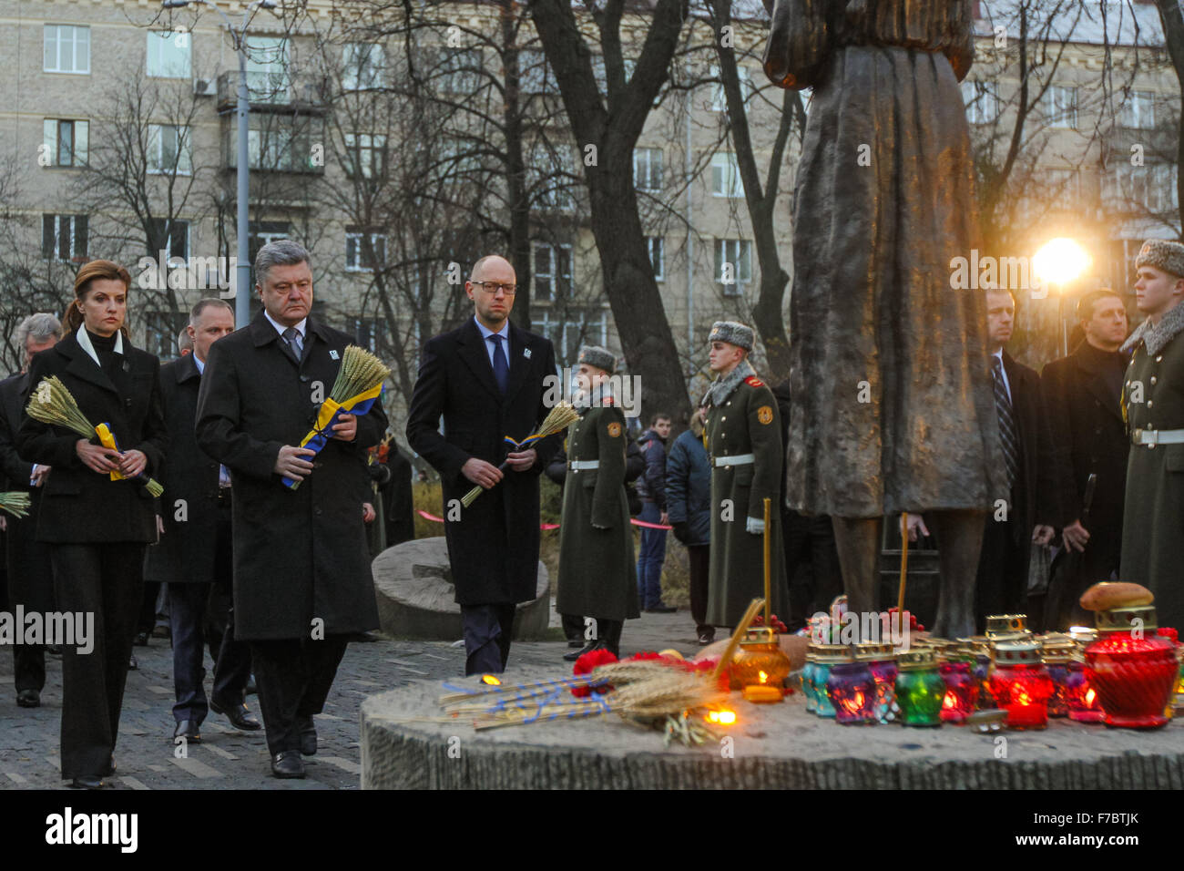 Kiew, Ukraine. 28. November 2015. Präsident der Ukraine Petro Poroschenko mit seiner Frau Maryna Poroshenko und Premierminister Arsenii Yatseniuk Ehren das Andenken der Holodomor Opfer legen die Sträuße aus Ohren und Arrowwood der Hungersnot-Opfer-Gedenkstätte in Kiew. Am 28. / 29. November 2015 ehrt Ukraine das Gedenken an die Opfer der großen Hungersnot Holodomor 1932-1933 als 4,5 Millionen Ukrainer, darunter 600.000 ungeborene Kinder durch das sowjetische Regime unter Joseph Stalin verhungert waren. Bildnachweis: Rana Sajid Hussain/Pacific Press/Alamy Live-Nachrichten Stockfoto