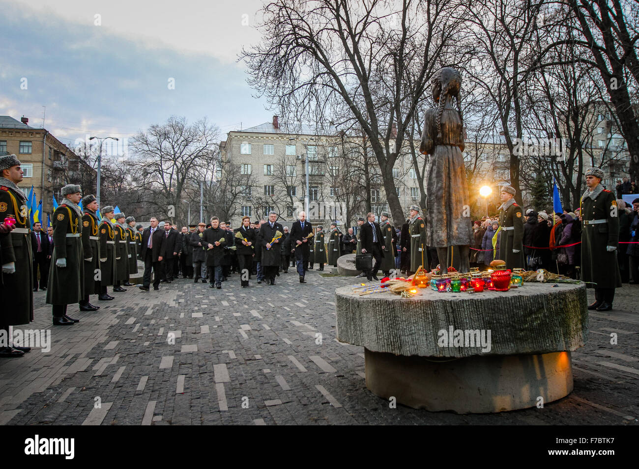 Kiew, Ukraine. 28. November 2015. Präsident der Ukraine Petro Poroschenko mit seiner Frau Maryna Poroshenko und Premierminister Arsenii Yatseniuk Ehren das Andenken der Holodomor Opfer legen die Sträuße aus Ohren und Arrowwood der Hungersnot-Opfer-Gedenkstätte in Kiew. Am 28. / 29. November 2015 ehrt Ukraine das Gedenken an die Opfer der großen Hungersnot Holodomor 1932-1933 als 4,5 Millionen Ukrainer, darunter 600.000 ungeborene Kinder durch das sowjetische Regime unter Joseph Stalin verhungert waren. Bildnachweis: Rana Sajid Hussain/Pacific Press/Alamy Live-Nachrichten Stockfoto