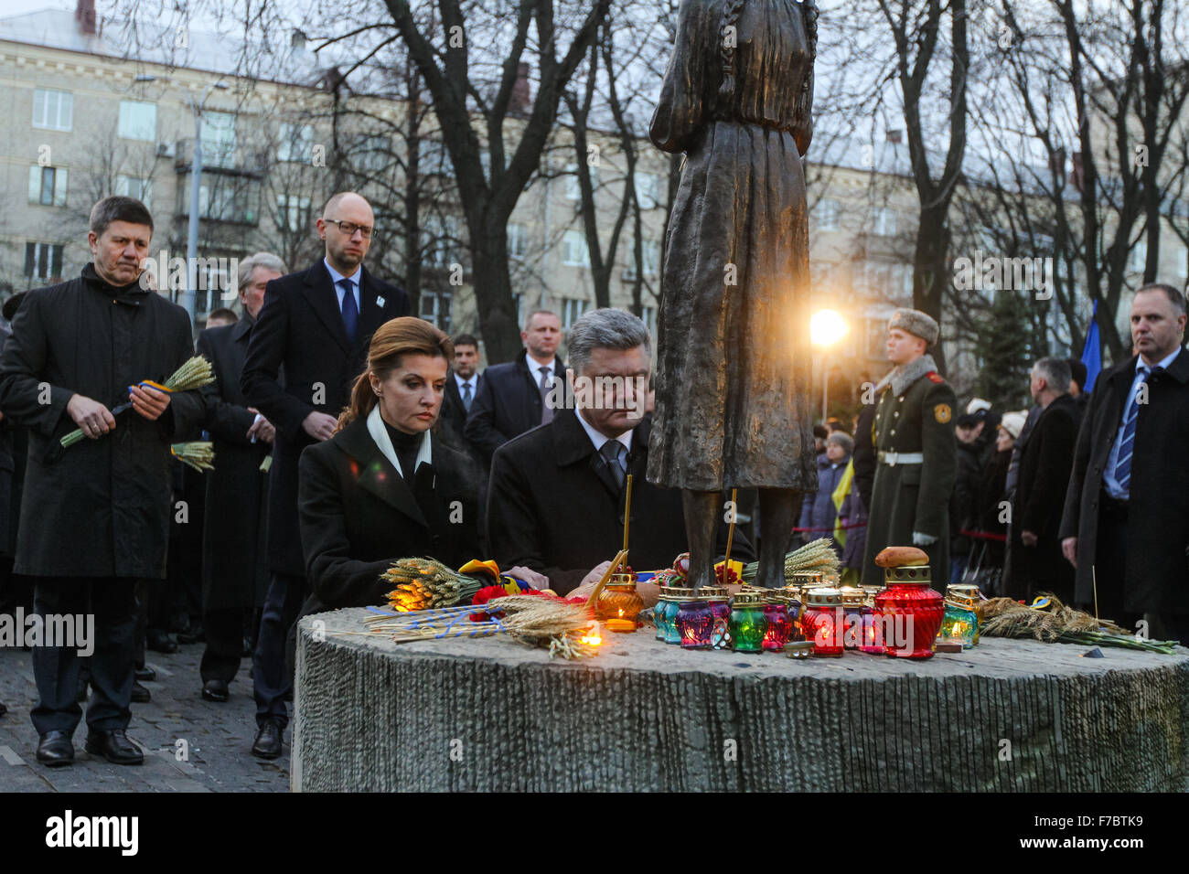 Kiew, Ukraine. 28. November 2015. Präsidenten der Ukraine Petro Poroschenko mit seiner Frau Maryna Poroshenko Ehren das Andenken der Holodomor Opfer legen die Sträuße aus Ohren und Arrowwood der Hungersnot-Opfer-Gedenkstätte in Kiew. Am 28. / 29. November 2015 ehrt Ukraine das Gedenken an die Opfer der großen Hungersnot Holodomor 1932-1933 als 4,5 Millionen Ukrainer, darunter 600.000 ungeborene Kinder durch das sowjetische Regime unter Joseph Stalin verhungert waren. Bildnachweis: Rana Sajid Hussain/Pacific Press/Alamy Live-Nachrichten Stockfoto