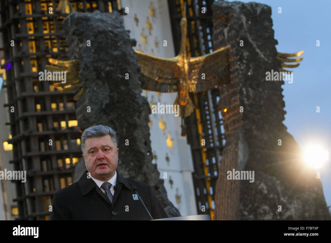 Kiew, Ukraine. 28. November 2015. Präsident Petro Poroshenko hat eine Rede während der Trauer-Rallye zu einer großen Hungersnot Opfer-Denkmal in Kiew. Am 28. / 29. November 2015 ehrt Ukraine das Gedenken an die Opfer der großen Hungersnot Holodomor 1932-1933 als 4,5 Millionen Ukrainer, darunter 600.000 ungeborene Kinder durch das sowjetische Regime unter Joseph Stalin verhungert waren. Bildnachweis: Rana Sajid Hussain/Pacific Press/Alamy Live-Nachrichten Stockfoto