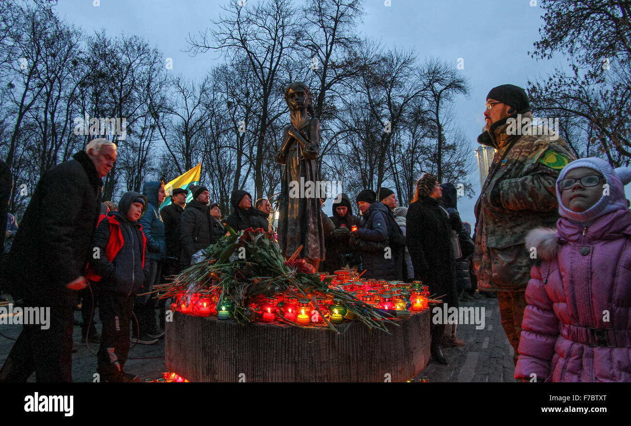 Kiew, Ukraine. 28. November 2015. Laien-Lampen und Blumensträuße von den Ohren zur Gedenkstätte der Opfer der großen Hungersnot während der Trauer-Kundgebung in Kiew. Am 28. / 29. November 2015 ehrt Ukraine das Gedenken an die Opfer der großen Hungersnot Holodomor 1932-1933 als 4,5 Millionen Ukrainer, darunter 600.000 ungeborene Kinder durch das sowjetische Regime unter Joseph Stalin verhungert waren. Bildnachweis: Rana Sajid Hussain/Pacific Press/Alamy Live-Nachrichten Stockfoto