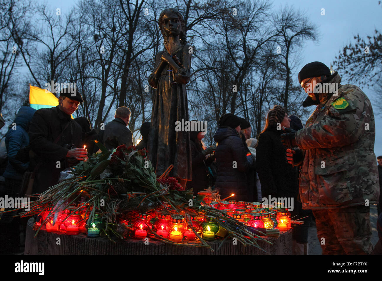 Kiew, Ukraine. 28. November 2015. Laien-Lampen und Blumensträuße von den Ohren zur Gedenkstätte der Opfer der großen Hungersnot während der Trauer-Kundgebung in Kiew. Am 28. / 29. November 2015 ehrt Ukraine das Gedenken an die Opfer der großen Hungersnot Holodomor 1932-1933 als 4,5 Millionen Ukrainer, darunter 600.000 ungeborene Kinder durch das sowjetische Regime unter Joseph Stalin verhungert waren. Bildnachweis: Rana Sajid Hussain/Pacific Press/Alamy Live-Nachrichten Stockfoto