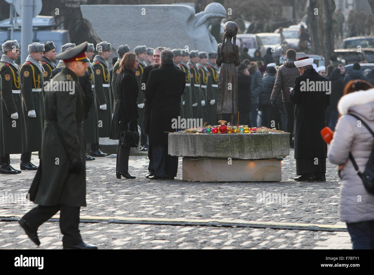 Kiew, Ukraine. 28. November 2015. Vorsitzender der geistliche Verwaltung der Muslime der Ukraine Mufti Scheich Ahmad Tamim gilt neben der Hungersnot-Opfer-Gedenkstätte in Kiew zu beten. Am 28. / 29. November 2015 ehrt Ukraine das Gedenken an die Opfer der großen Hungersnot Holodomor 1932-1933 als 4,5 Millionen Ukrainer, darunter 600.000 ungeborene Kinder durch das sowjetische Regime unter Joseph Stalin verhungert waren. Bildnachweis: Rana Sajid Hussain/Pacific Press/Alamy Live-Nachrichten Stockfoto