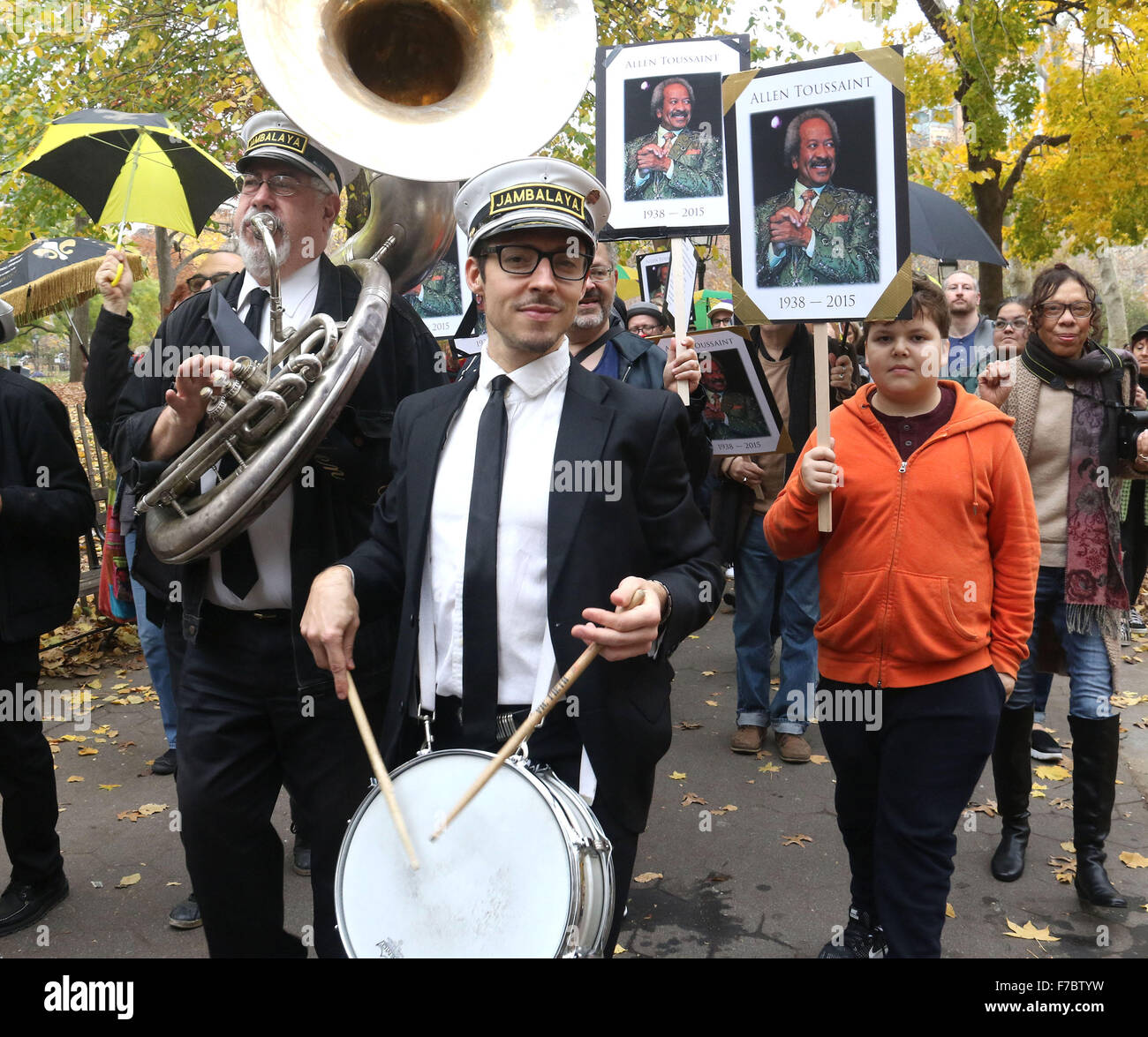 New York, USA. 28. November 2015. New Orleans Stil Trauerzug für jazz-Musiker Allen Toussaint statt im Washington Square Park, NYC. Toussaint starb am 10. November 2015. © Nancy Kaszerman/ZUMA Draht/Alamy Live-Nachrichten Stockfoto