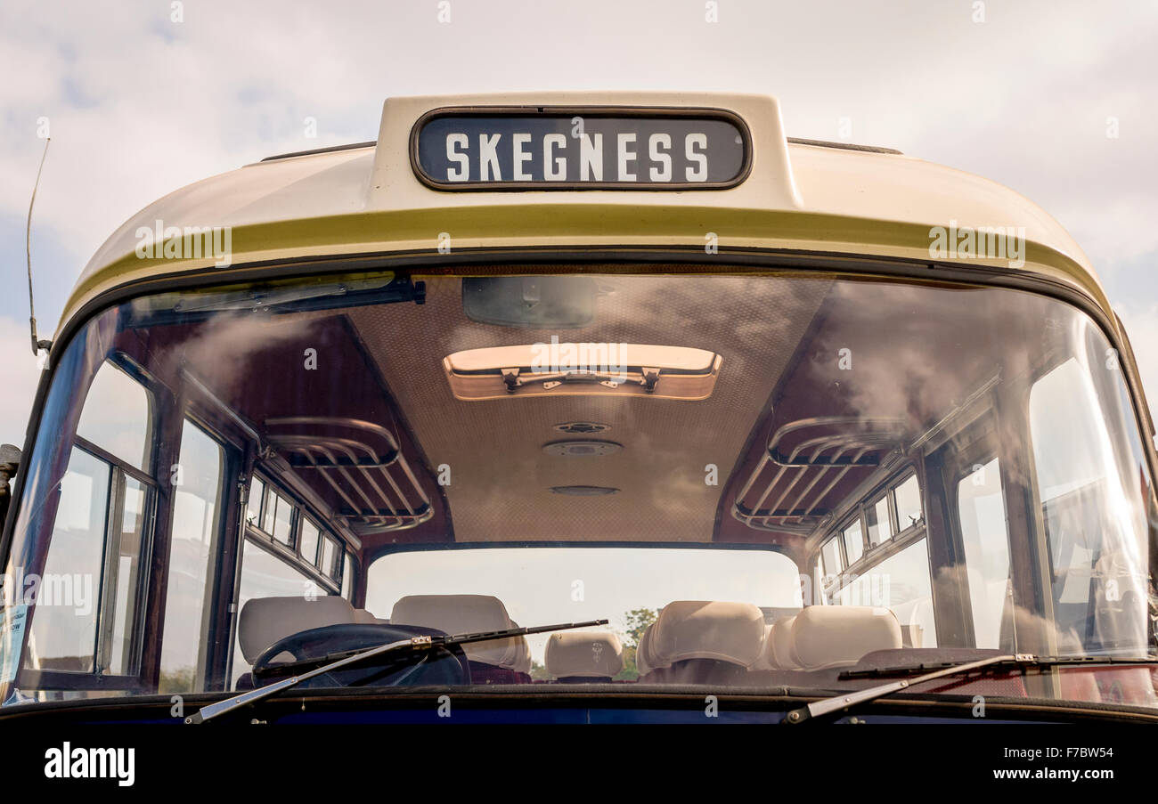 Alten altmodischen 1960 Bedford Botschaft Coach mit Skegness als Ziel Stockfoto