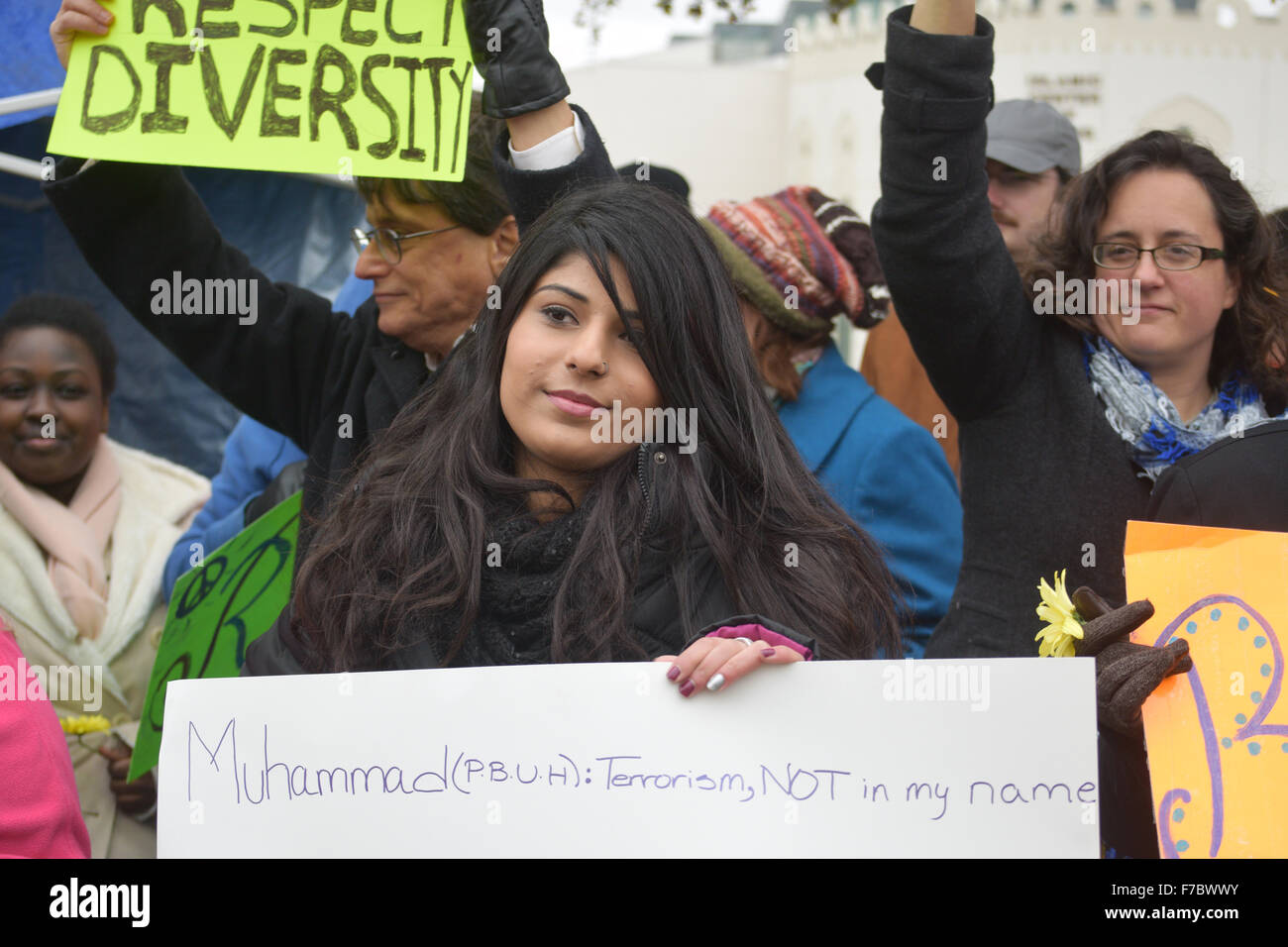 Irving, Texas, USA. 28. November 2015. Hispanic Frau Holding Schild an einem Frieden rally in Irving, Texas, einem Vorort zwischen Dallas und Fort Worth. Bildnachweis: Brian Humek/Alamy Live-Nachrichten Stockfoto