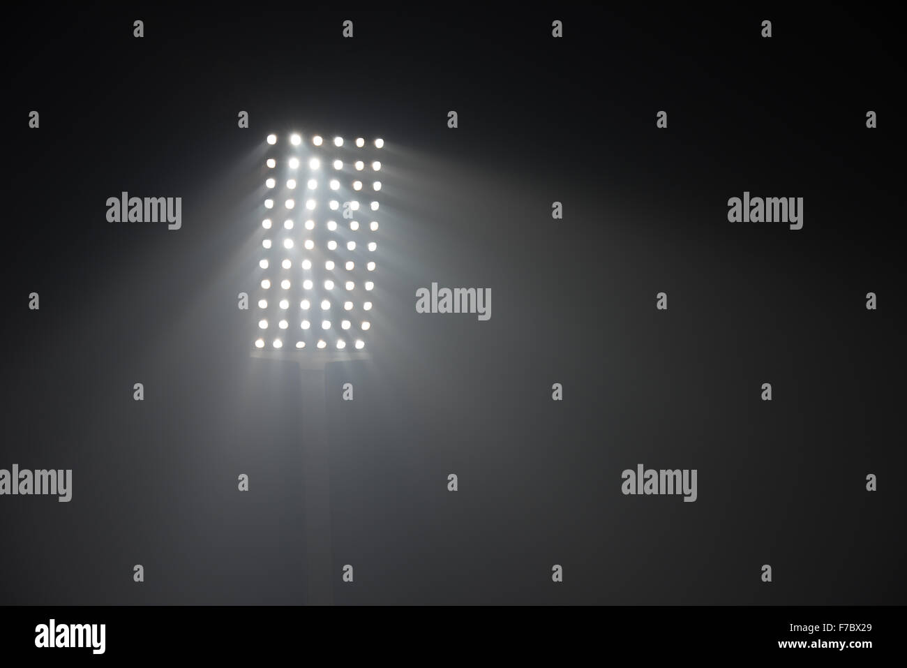 Fußball-Stadion leuchtet Reflektoren auf schwarzem Hintergrund Stockfoto