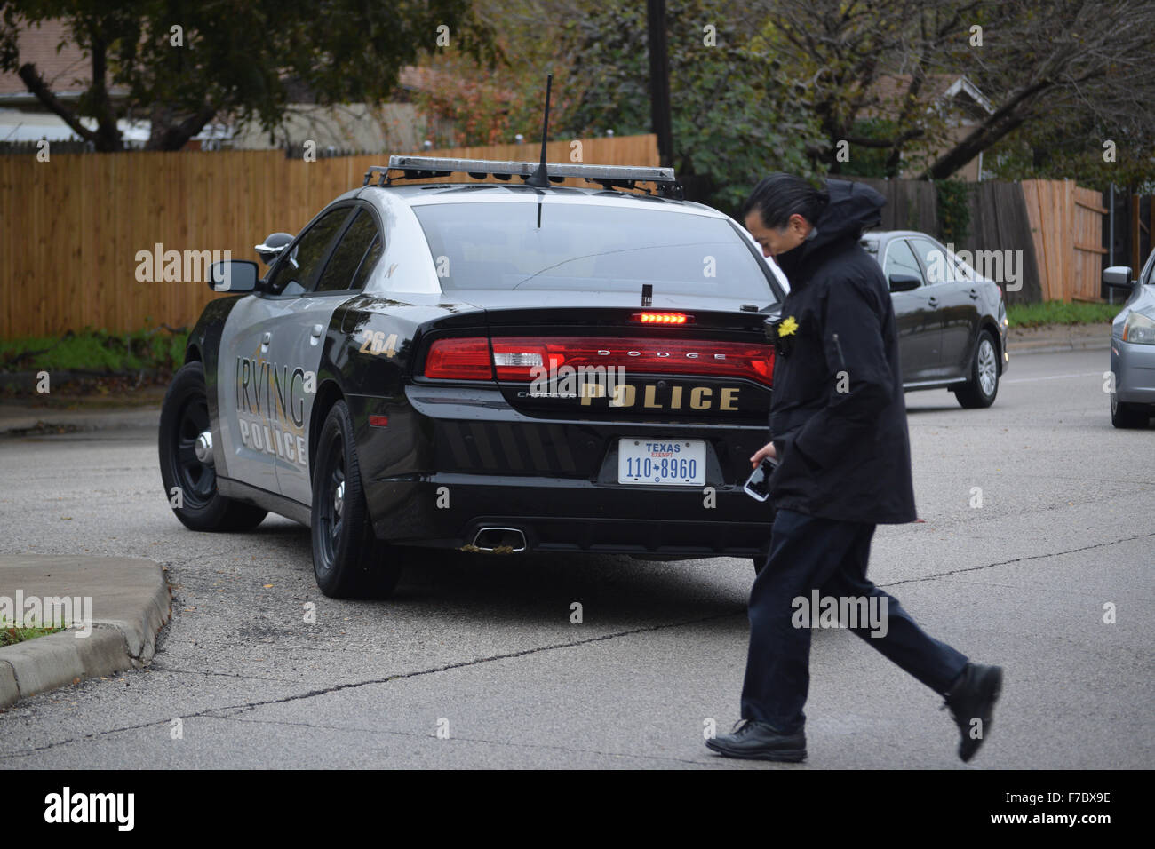 Irving, Texas, USA. 28. November 2015. Einer der vielen Polizeiautos präsentieren auf der Friedenskundgebung vor einer Moschee in Irving, TX antizipieren mögliche Probleme aus Pistole mit Demonstranten, die anwesend waren eine Woche früher außerhalb der islamischen Zentrum von Irving. Bildnachweis: Brian Humek/Alamy Live-Nachrichten Stockfoto