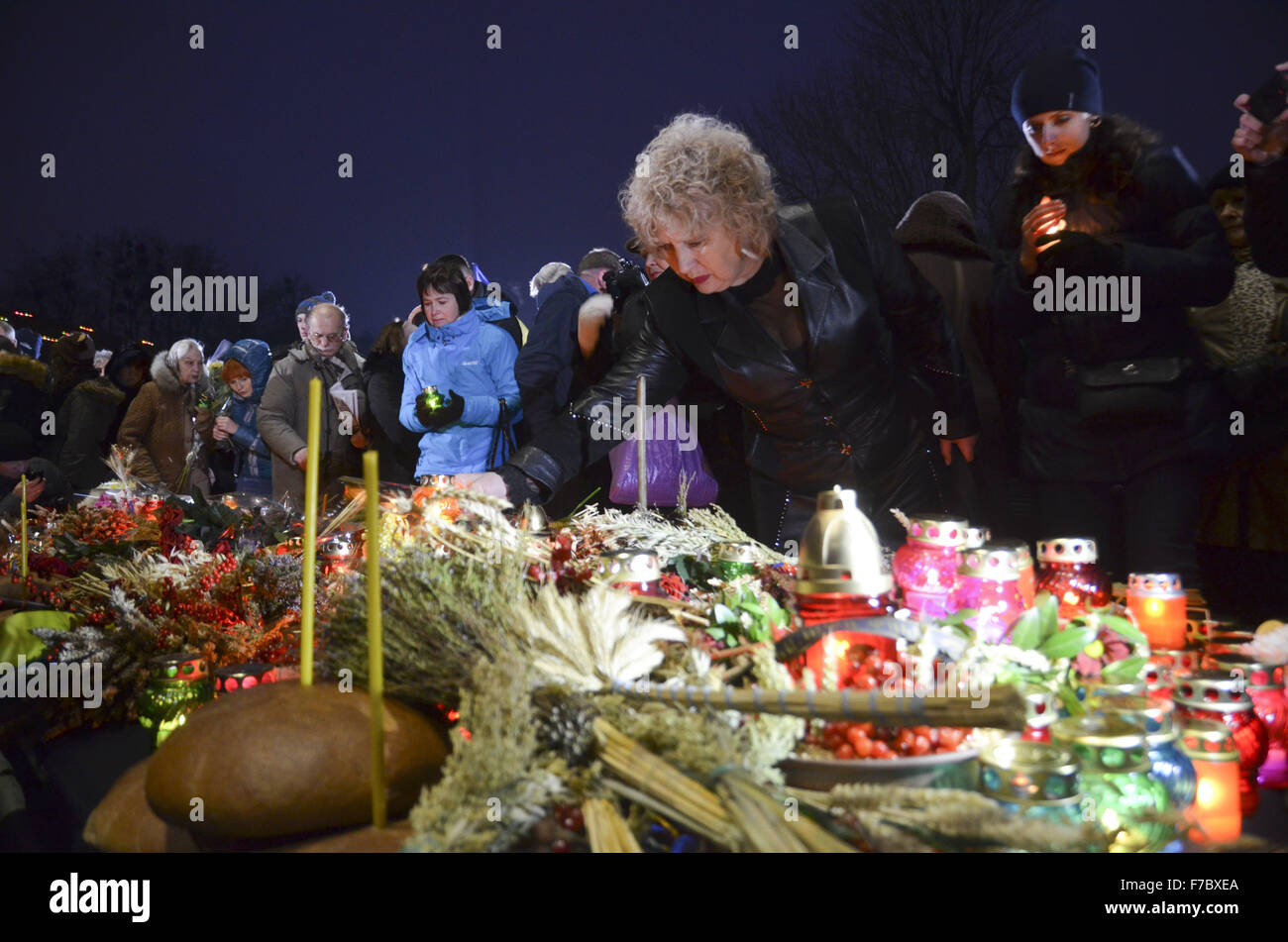 Kiew, Ukraine. 28. November 2015. Ukrainer Kerzen während einer Gedenkfeier in der Nähe ein Denkmal für die Opfer der großen Hungersnot in Kiew, Ukraine, 28. November 2015. Ukrainer Kerzen, einen Tag der Erinnerung für die Opfer des Holodomor 1932-1933 zu markieren. Der Holodomor war einer von Menschen verursachten Hungersnot provoziert durch sowjetischen Diktator Josef Stalin. Das Ergebnis war der Tod um mehr als 5 Millionen Ukrainer. © Nazar Furyk/ZUMA Draht/Alamy Live-Nachrichten Stockfoto
