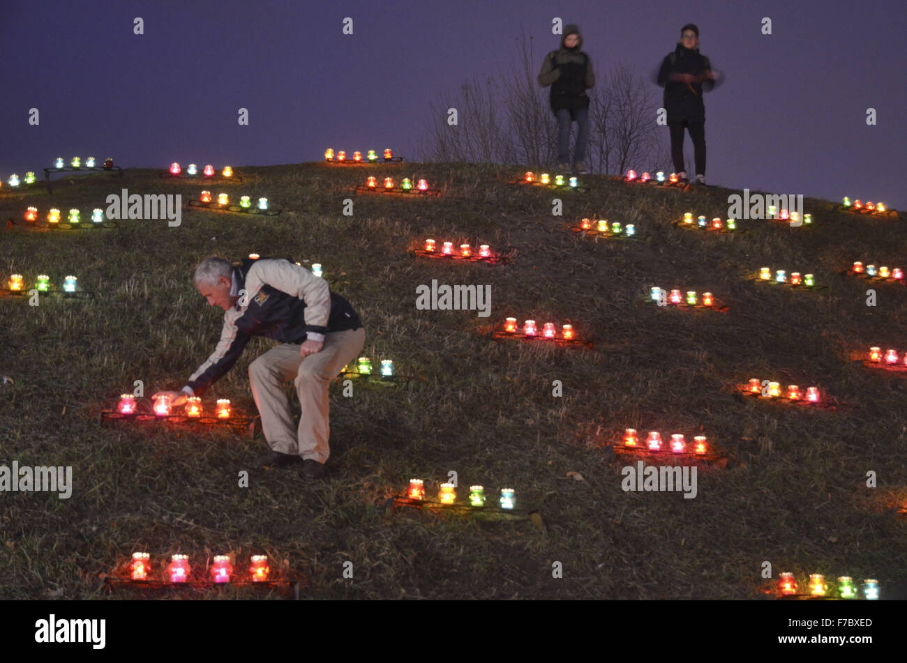 Kiew, Ukraine. 28. November 2015. Ukrainer Kerzen während einer Gedenkfeier in der Nähe ein Denkmal für die Opfer der großen Hungersnot in Kiew, Ukraine, 28. November 2015. Ukrainer Kerzen, einen Tag der Erinnerung für die Opfer des Holodomor 1932-1933 zu markieren. Der Holodomor war einer von Menschen verursachten Hungersnot provoziert durch sowjetischen Diktator Josef Stalin. Das Ergebnis war der Tod um mehr als 5 Millionen Ukrainer. © Nazar Furyk/ZUMA Draht/Alamy Live-Nachrichten Stockfoto