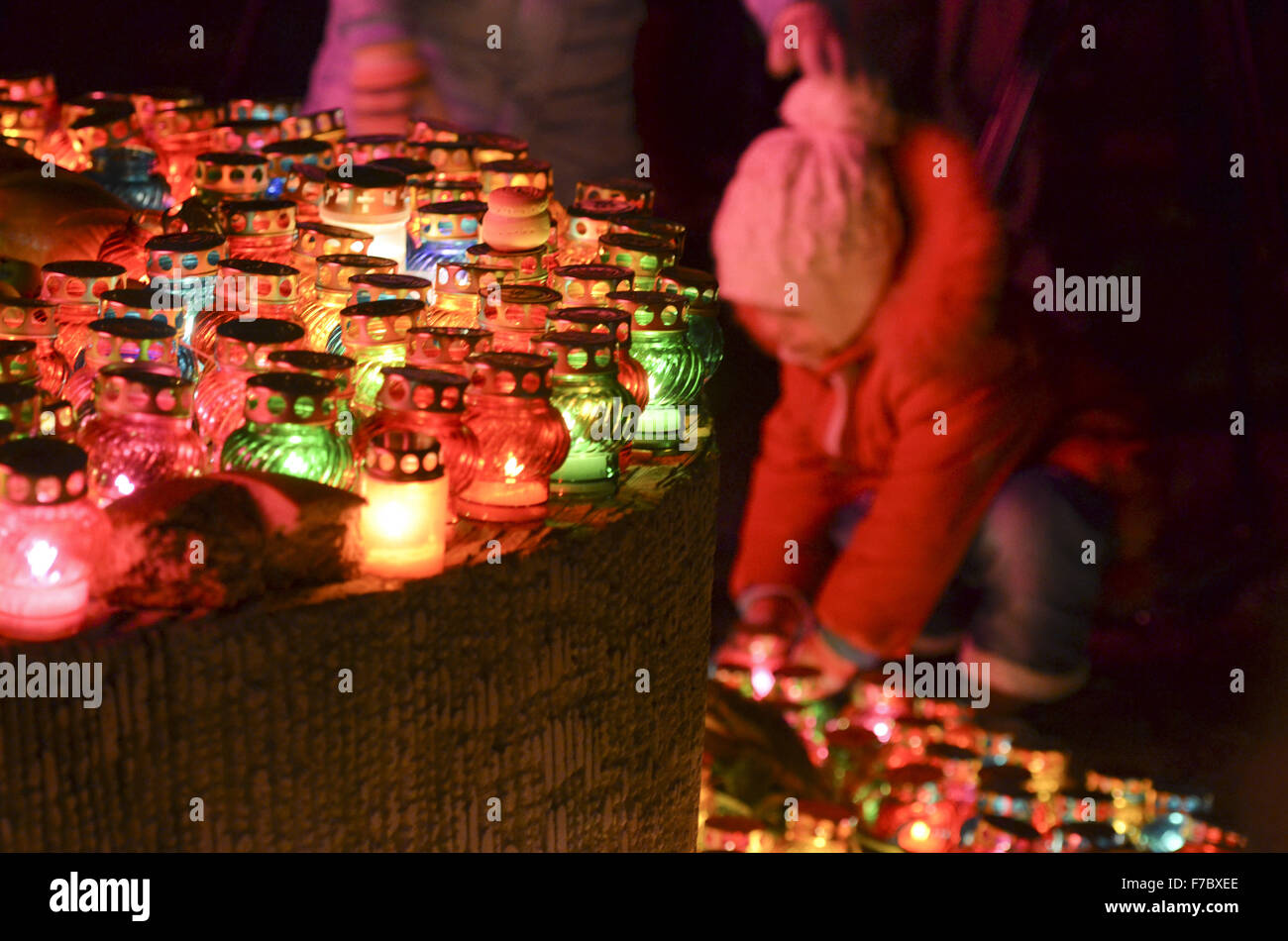 Kiew, Ukraine. 28. November 2015. Ukrainer Kerzen während einer Gedenkfeier in der Nähe ein Denkmal für die Opfer der großen Hungersnot in Kiew, Ukraine, 28. November 2015. Ukrainer Kerzen, einen Tag der Erinnerung für die Opfer des Holodomor 1932-1933 zu markieren. Der Holodomor war einer von Menschen verursachten Hungersnot provoziert durch sowjetischen Diktator Josef Stalin. Das Ergebnis war der Tod um mehr als 5 Millionen Ukrainer. © Nazar Furyk/ZUMA Draht/Alamy Live-Nachrichten Stockfoto