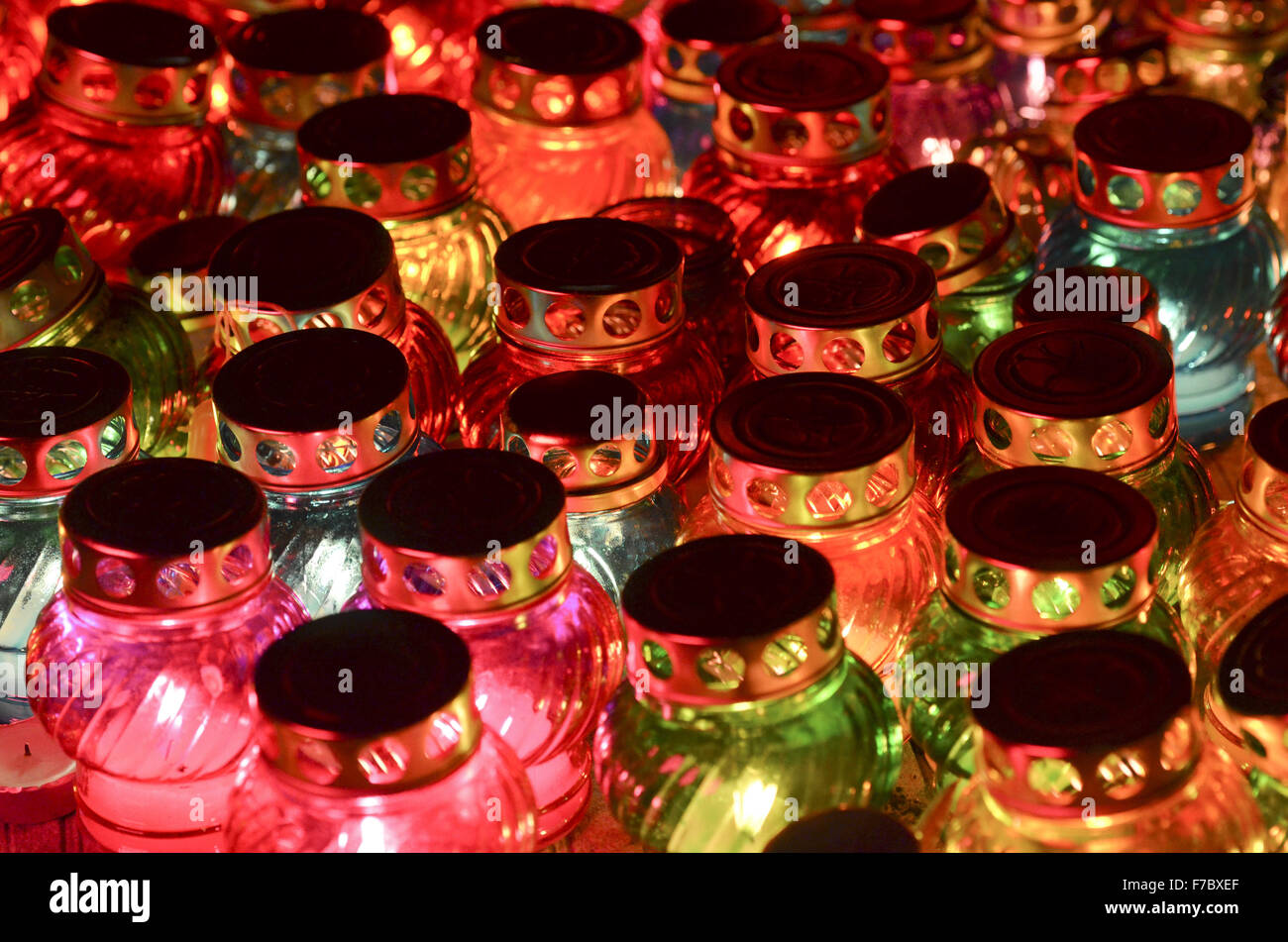Kiew, Ukraine. 28. November 2015. Ukrainer Kerzen während einer Gedenkfeier in der Nähe ein Denkmal für die Opfer der großen Hungersnot in Kiew, Ukraine, 28. November 2015. Ukrainer Kerzen, einen Tag der Erinnerung für die Opfer des Holodomor 1932-1933 zu markieren. Der Holodomor war einer von Menschen verursachten Hungersnot provoziert durch sowjetischen Diktator Josef Stalin. Das Ergebnis war der Tod um mehr als 5 Millionen Ukrainer. © Nazar Furyk/ZUMA Draht/Alamy Live-Nachrichten Stockfoto