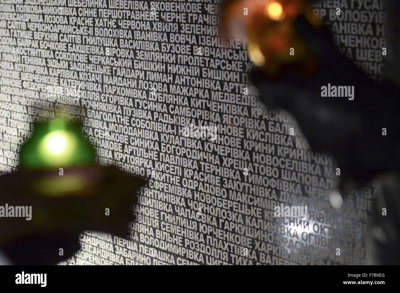 Kiew, Ukraine. 28. November 2015. Ukrainer Kerzen während einer Gedenkfeier in der Nähe ein Denkmal für die Opfer der großen Hungersnot in Kiew, Ukraine, 28. November 2015. Ukrainer Kerzen, einen Tag der Erinnerung für die Opfer des Holodomor 1932-1933 zu markieren. Der Holodomor war einer von Menschen verursachten Hungersnot provoziert durch sowjetischen Diktator Josef Stalin. Das Ergebnis war der Tod um mehr als 5 Millionen Ukrainer. © Nazar Furyk/ZUMA Draht/Alamy Live-Nachrichten Stockfoto
