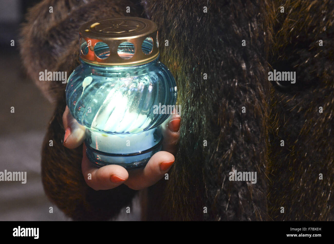 Kiew, Ukraine. 28. November 2015. Ukrainer Kerzen während einer Gedenkfeier in der Nähe ein Denkmal für die Opfer der großen Hungersnot in Kiew, Ukraine, 28. November 2015. Ukrainer Kerzen, einen Tag der Erinnerung für die Opfer des Holodomor 1932-1933 zu markieren. Der Holodomor war einer von Menschen verursachten Hungersnot provoziert durch sowjetischen Diktator Josef Stalin. Das Ergebnis war der Tod um mehr als 5 Millionen Ukrainer. © Nazar Furyk/ZUMA Draht/Alamy Live-Nachrichten Stockfoto