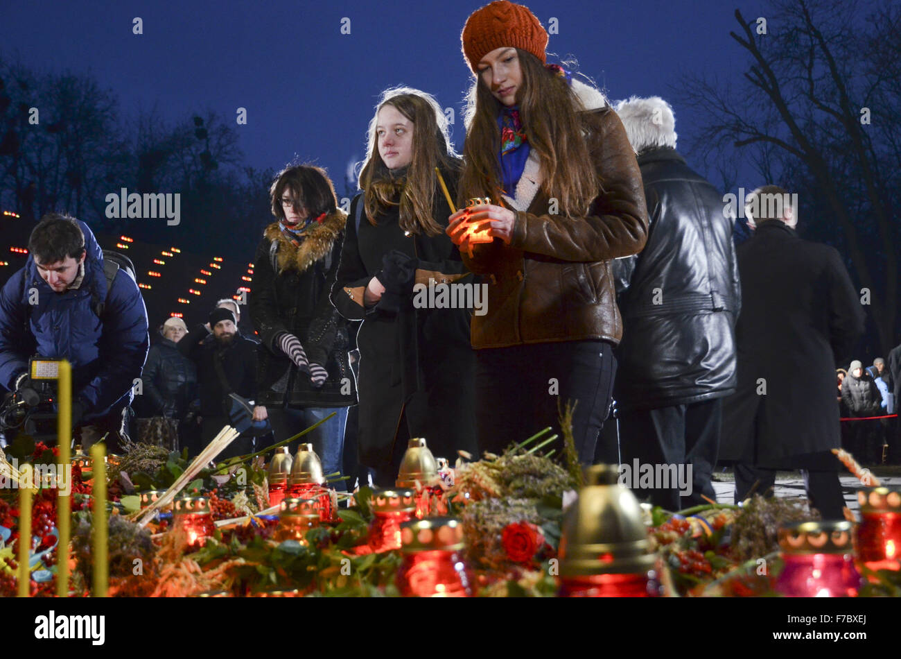 Kiew, Ukraine. 28. November 2015. Ukrainer Kerzen während einer Gedenkfeier in der Nähe ein Denkmal für die Opfer der großen Hungersnot in Kiew, Ukraine, 28. November 2015. Ukrainer Kerzen, einen Tag der Erinnerung für die Opfer des Holodomor 1932-1933 zu markieren. Der Holodomor war einer von Menschen verursachten Hungersnot provoziert durch sowjetischen Diktator Josef Stalin. Das Ergebnis war der Tod um mehr als 5 Millionen Ukrainer. © Nazar Furyk/ZUMA Draht/Alamy Live-Nachrichten Stockfoto