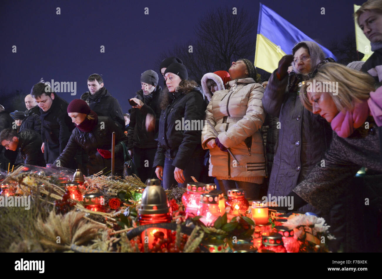 Kiew, Ukraine. 28. November 2015. Ukrainer Kerzen während einer Gedenkfeier in der Nähe ein Denkmal für die Opfer der großen Hungersnot in Kiew, Ukraine, 28. November 2015. Ukrainer Kerzen, einen Tag der Erinnerung für die Opfer des Holodomor 1932-1933 zu markieren. Der Holodomor war einer von Menschen verursachten Hungersnot provoziert durch sowjetischen Diktator Josef Stalin. Das Ergebnis war der Tod um mehr als 5 Millionen Ukrainer. © Nazar Furyk/ZUMA Draht/Alamy Live-Nachrichten Stockfoto