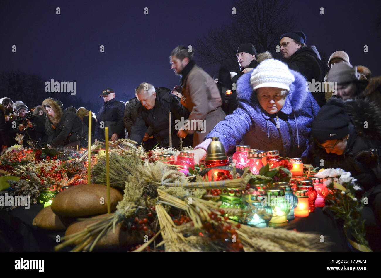 Kiew, Ukraine. 28. November 2015. Ukrainer Kerzen während einer Gedenkfeier in der Nähe ein Denkmal für die Opfer der großen Hungersnot in Kiew, Ukraine, 28. November 2015. Ukrainer Kerzen, einen Tag der Erinnerung für die Opfer des Holodomor 1932-1933 zu markieren. Der Holodomor war einer von Menschen verursachten Hungersnot provoziert durch sowjetischen Diktator Josef Stalin. Das Ergebnis war der Tod um mehr als 5 Millionen Ukrainer. © Nazar Furyk/ZUMA Draht/Alamy Live-Nachrichten Stockfoto