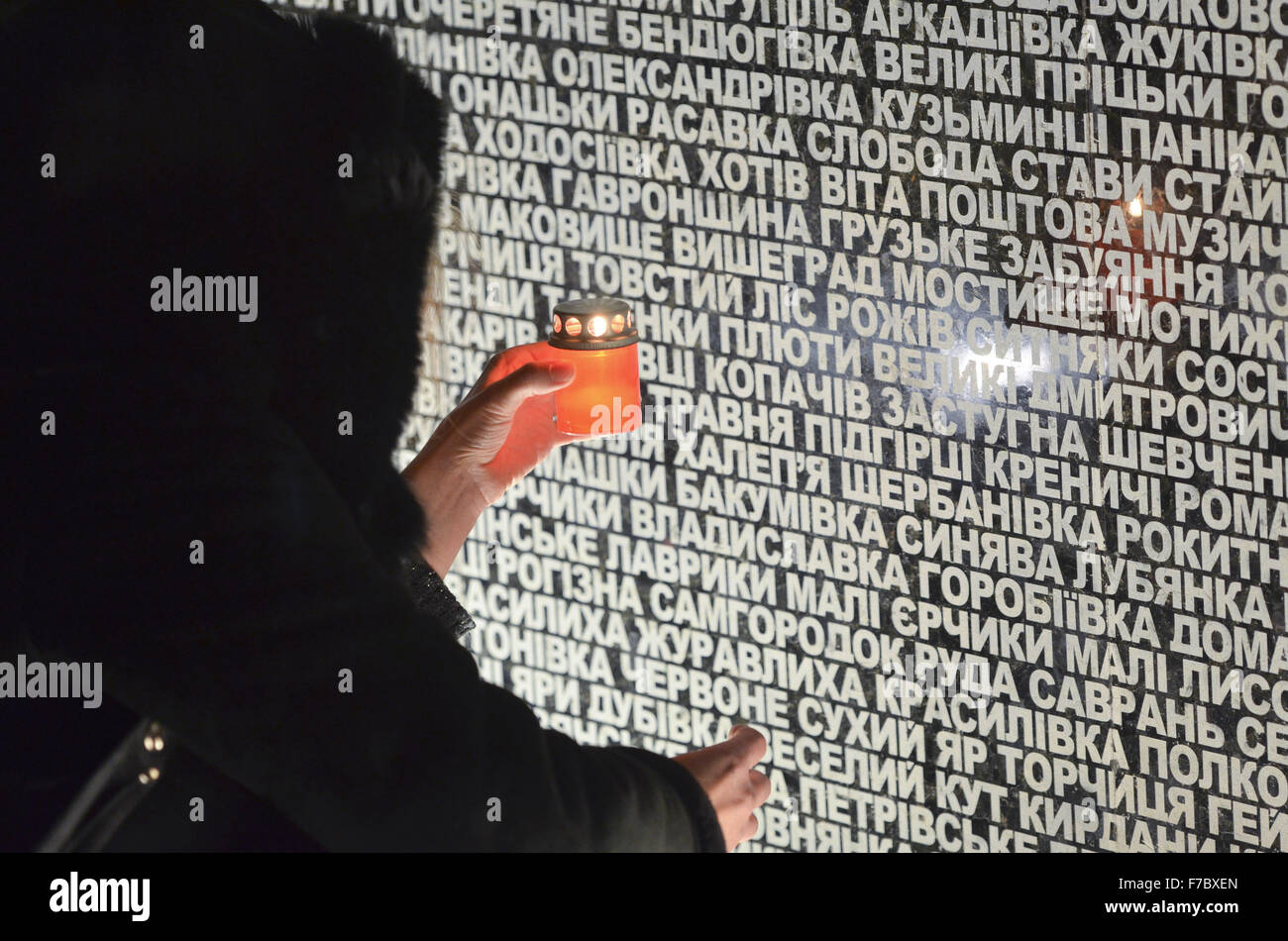 Kiew, Ukraine. 28. November 2015. Ukrainer Kerzen während einer Gedenkfeier in der Nähe ein Denkmal für die Opfer der großen Hungersnot in Kiew, Ukraine, 28. November 2015. Ukrainer Kerzen, einen Tag der Erinnerung für die Opfer des Holodomor 1932-1933 zu markieren. Der Holodomor war einer von Menschen verursachten Hungersnot provoziert durch sowjetischen Diktator Josef Stalin. Das Ergebnis war der Tod um mehr als 5 Millionen Ukrainer. © Nazar Furyk/ZUMA Draht/Alamy Live-Nachrichten Stockfoto