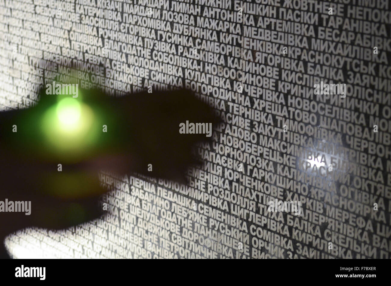 Kiew, Ukraine. 28. November 2015. Ukrainer Kerzen während einer Gedenkfeier in der Nähe ein Denkmal für die Opfer der großen Hungersnot in Kiew, Ukraine, 28. November 2015. Ukrainer Kerzen, einen Tag der Erinnerung für die Opfer des Holodomor 1932-1933 zu markieren. Der Holodomor war einer von Menschen verursachten Hungersnot provoziert durch sowjetischen Diktator Josef Stalin. Das Ergebnis war der Tod um mehr als 5 Millionen Ukrainer. © Nazar Furyk/ZUMA Draht/Alamy Live-Nachrichten Stockfoto