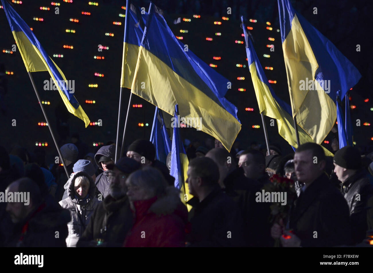 Kiew, Ukraine. 28. November 2015. Ukrainer Kerzen während einer Gedenkfeier in der Nähe ein Denkmal für die Opfer der großen Hungersnot in Kiew, Ukraine, 28. November 2015. Ukrainer Kerzen, einen Tag der Erinnerung für die Opfer des Holodomor 1932-1933 zu markieren. Der Holodomor war einer von Menschen verursachten Hungersnot provoziert durch sowjetischen Diktator Josef Stalin. Das Ergebnis war der Tod um mehr als 5 Millionen Ukrainer. © Nazar Furyk/ZUMA Draht/Alamy Live-Nachrichten Stockfoto