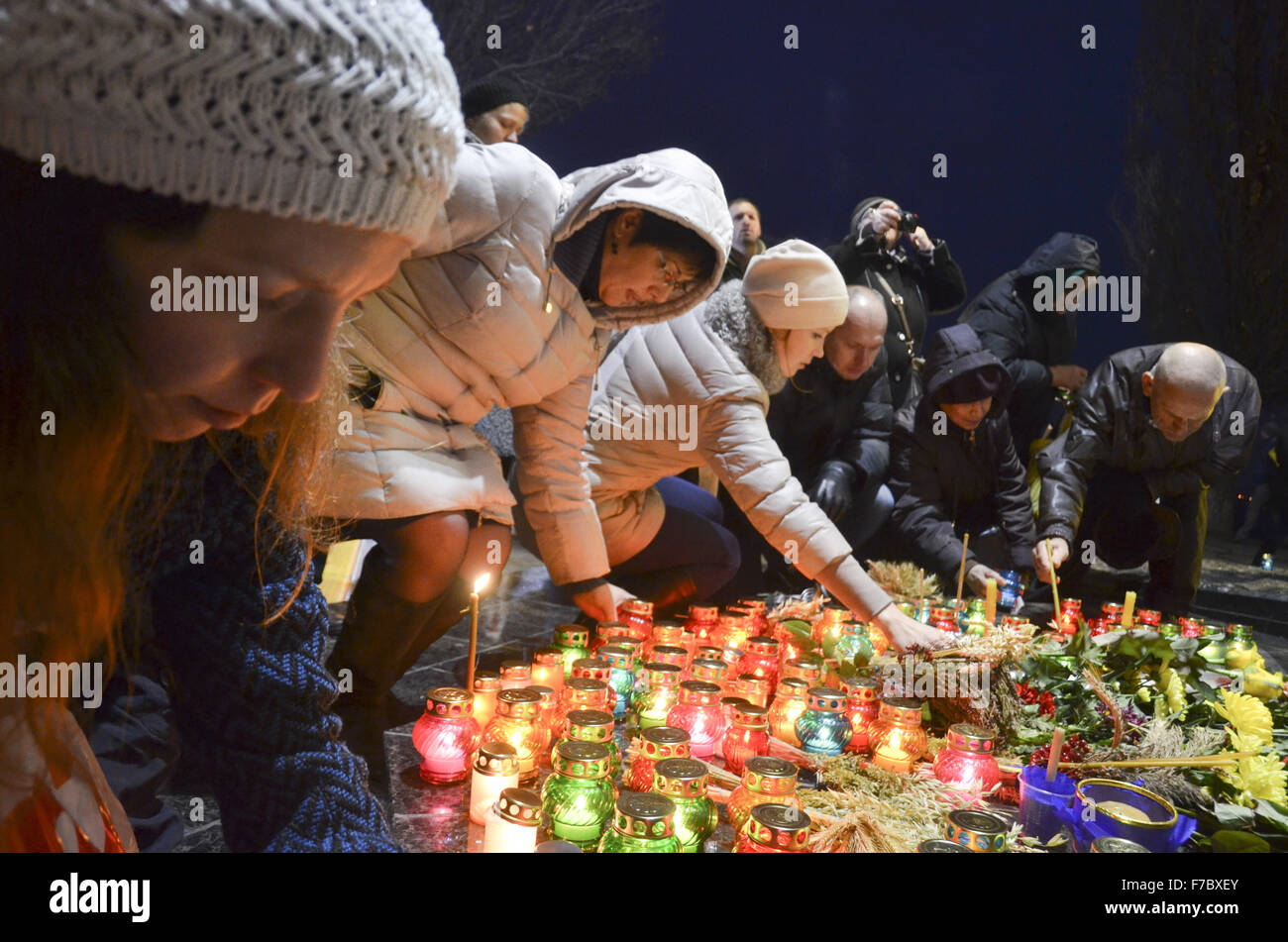 Kiew, Ukraine. 28. November 2015. Ukrainer Kerzen während einer Gedenkfeier in der Nähe ein Denkmal für die Opfer der großen Hungersnot in Kiew, Ukraine, 28. November 2015. Ukrainer Kerzen, einen Tag der Erinnerung für die Opfer des Holodomor 1932-1933 zu markieren. Der Holodomor war einer von Menschen verursachten Hungersnot provoziert durch sowjetischen Diktator Josef Stalin. Das Ergebnis war der Tod um mehr als 5 Millionen Ukrainer. © Nazar Furyk/ZUMA Draht/Alamy Live-Nachrichten Stockfoto