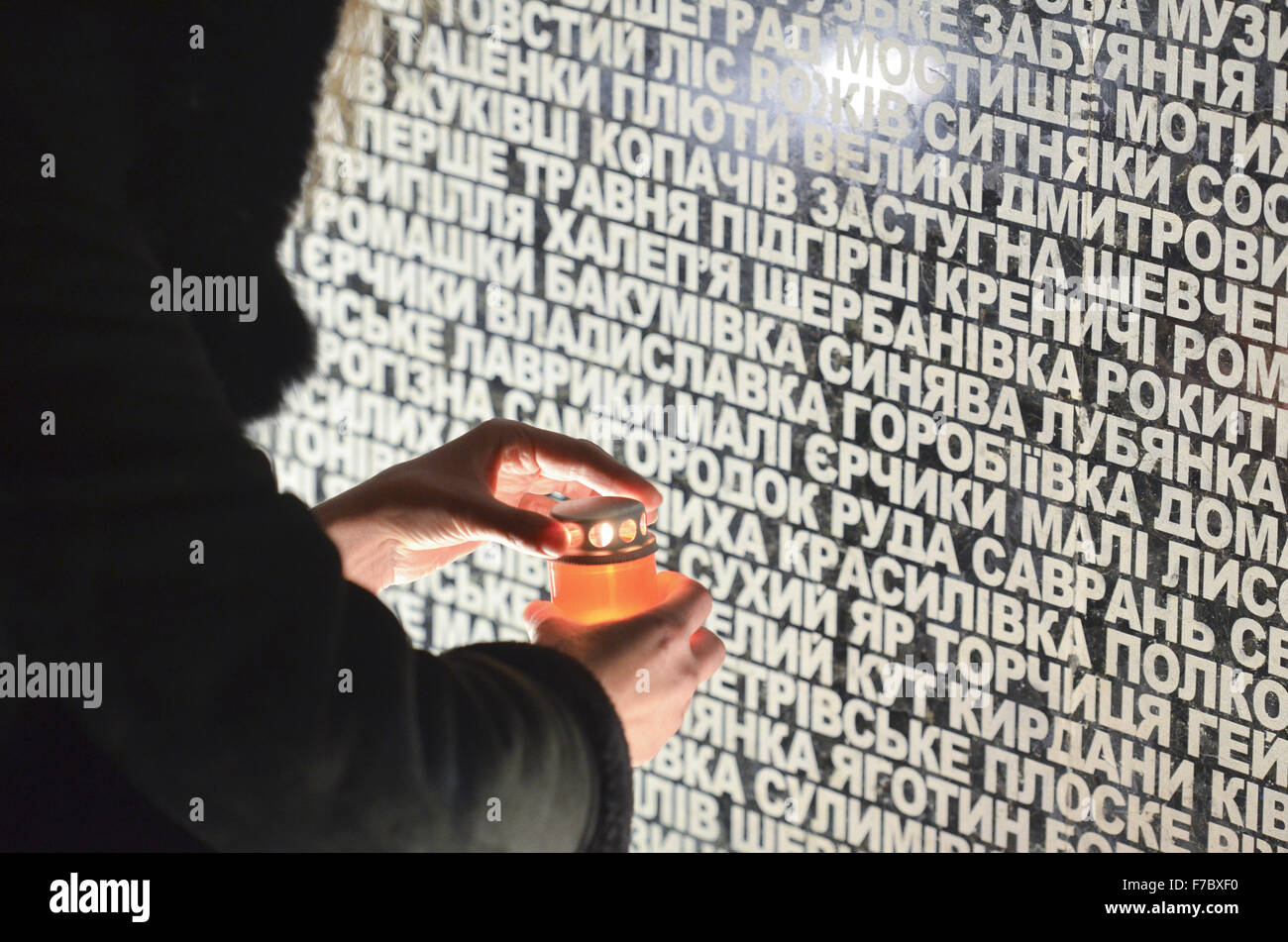 Kiew, Ukraine. 28. November 2015. Ukrainer Kerzen während einer Gedenkfeier in der Nähe ein Denkmal für die Opfer der großen Hungersnot in Kiew, Ukraine, 28. November 2015. Ukrainer Kerzen, einen Tag der Erinnerung für die Opfer des Holodomor 1932-1933 zu markieren. Der Holodomor war einer von Menschen verursachten Hungersnot provoziert durch sowjetischen Diktator Josef Stalin. Das Ergebnis war der Tod um mehr als 5 Millionen Ukrainer. © Nazar Furyk/ZUMA Draht/Alamy Live-Nachrichten Stockfoto