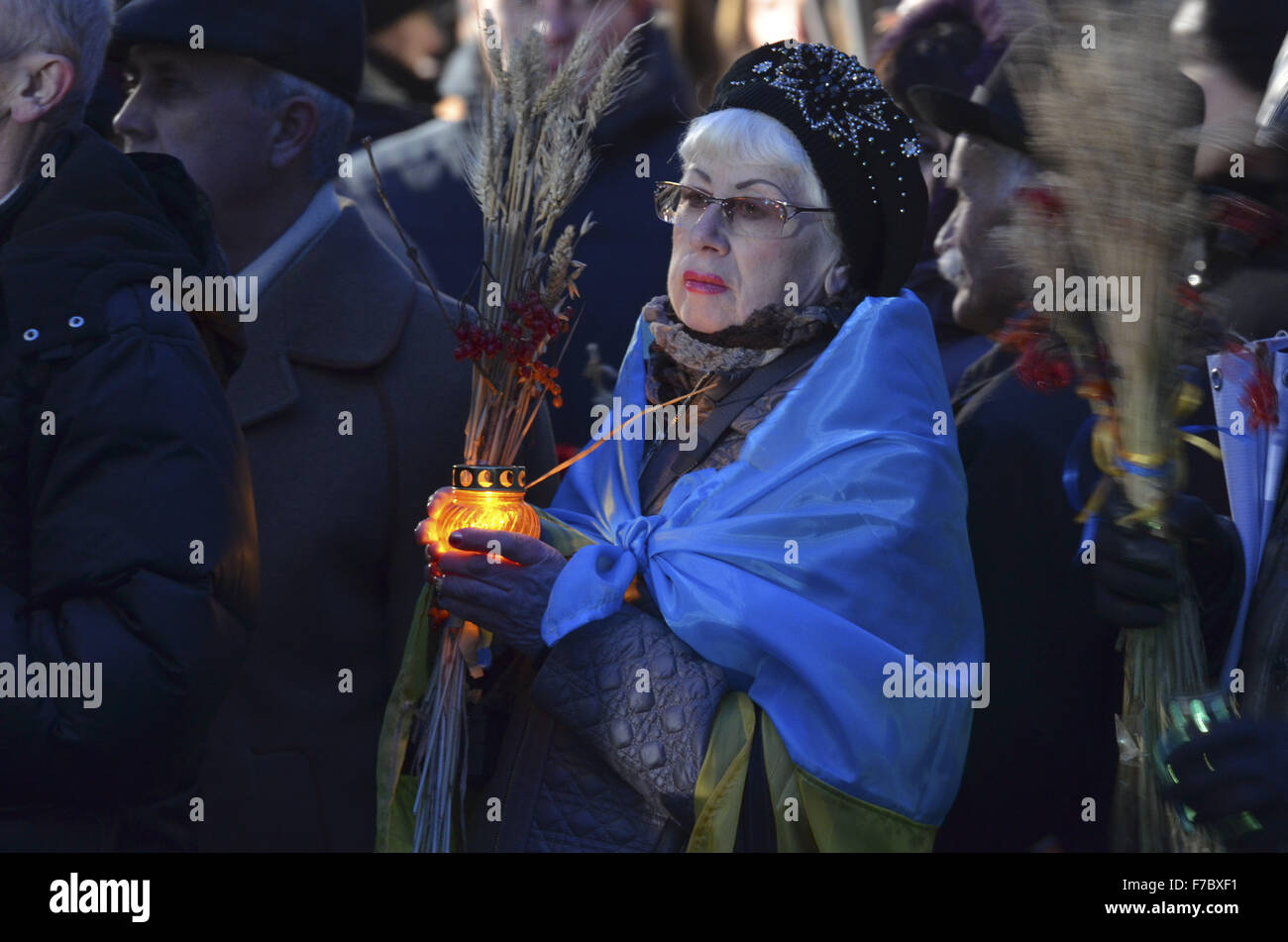 Kiew, Ukraine. 28. November 2015. Ukrainer Kerzen während einer Gedenkfeier in der Nähe ein Denkmal für die Opfer der großen Hungersnot in Kiew, Ukraine, 28. November 2015. Ukrainer Kerzen, einen Tag der Erinnerung für die Opfer des Holodomor 1932-1933 zu markieren. Der Holodomor war einer von Menschen verursachten Hungersnot provoziert durch sowjetischen Diktator Josef Stalin. Das Ergebnis war der Tod um mehr als 5 Millionen Ukrainer. © Nazar Furyk/ZUMA Draht/Alamy Live-Nachrichten Stockfoto