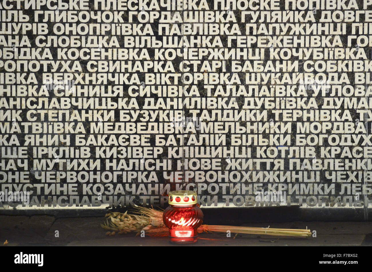 Kiew, Ukraine. 28. November 2015. Ukrainer Kerzen während einer Gedenkfeier in der Nähe ein Denkmal für die Opfer der großen Hungersnot in Kiew, Ukraine, 28. November 2015. Ukrainer Kerzen, einen Tag der Erinnerung für die Opfer des Holodomor 1932-1933 zu markieren. Der Holodomor war einer von Menschen verursachten Hungersnot provoziert durch sowjetischen Diktator Josef Stalin. Das Ergebnis war der Tod um mehr als 5 Millionen Ukrainer. © Nazar Furyk/ZUMA Draht/Alamy Live-Nachrichten Stockfoto