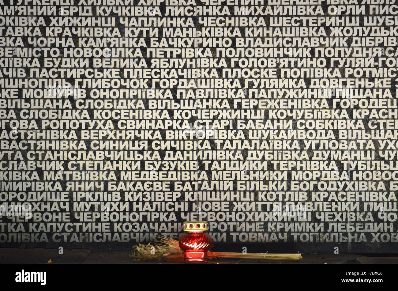 Kiew, Ukraine. 28. November 2015. Ukrainer Kerzen während einer Gedenkfeier in der Nähe ein Denkmal für die Opfer der großen Hungersnot in Kiew, Ukraine, 28. November 2015. Ukrainer Kerzen, einen Tag der Erinnerung für die Opfer des Holodomor 1932-1933 zu markieren. Der Holodomor war einer von Menschen verursachten Hungersnot provoziert durch sowjetischen Diktator Josef Stalin. Das Ergebnis war der Tod um mehr als 5 Millionen Ukrainer. © Nazar Furyk/ZUMA Draht/Alamy Live-Nachrichten Stockfoto