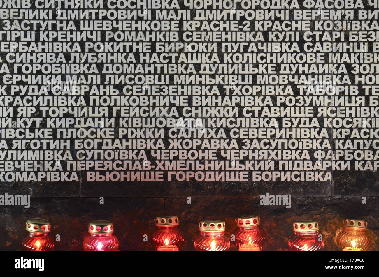 Kiew, Ukraine. 28. November 2015. Ukrainer Kerzen während einer Gedenkfeier in der Nähe ein Denkmal für die Opfer der großen Hungersnot in Kiew, Ukraine, 28. November 2015. Ukrainer Kerzen, einen Tag der Erinnerung für die Opfer des Holodomor 1932-1933 zu markieren. Der Holodomor war einer von Menschen verursachten Hungersnot provoziert durch sowjetischen Diktator Josef Stalin. Das Ergebnis war der Tod um mehr als 5 Millionen Ukrainer. © Nazar Furyk/ZUMA Draht/Alamy Live-Nachrichten Stockfoto