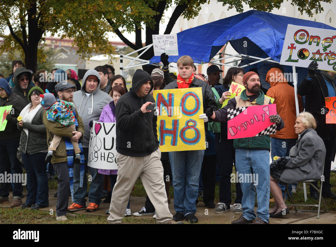 Irving, Texas, USA. 28. November 2015. Ein einsamer Zähler Demonstrant Filme organisiert eine Friedenskundgebung zur Solidarität mit der örtlichen muslimischen Gemeinde. Bildnachweis: Brian Humek/Alamy Live-Nachrichten Stockfoto