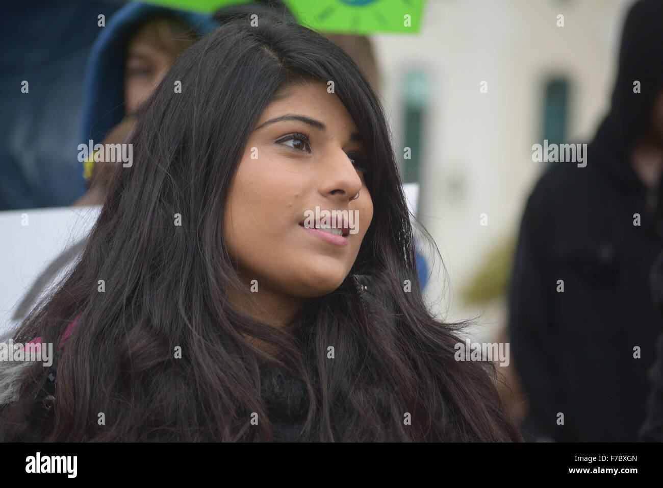 Irving, Texas, USA. 28. November 2015. Junge Frau Demonstrant bei einer Friedenskundgebung außerhalb einer lokalen Moschee in Irving, TX. Bildnachweis: Brian Humek/Alamy Live-Nachrichten Stockfoto